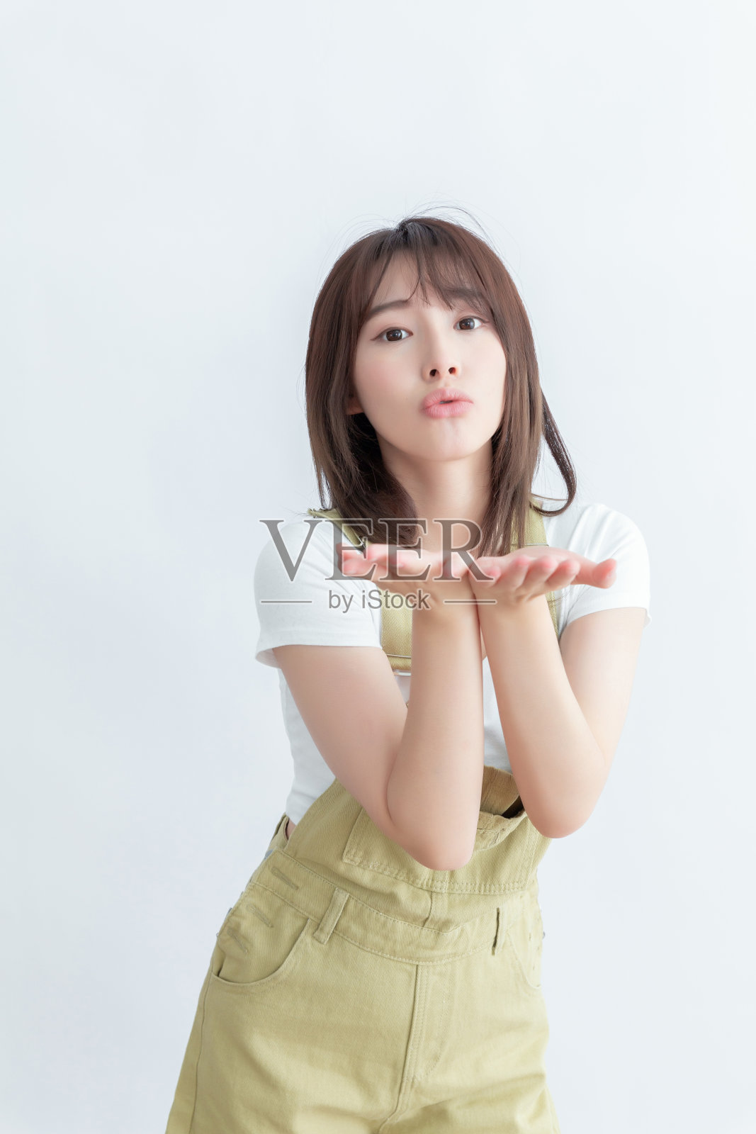 年轻的亚洲女子飞吻照片摄影图片