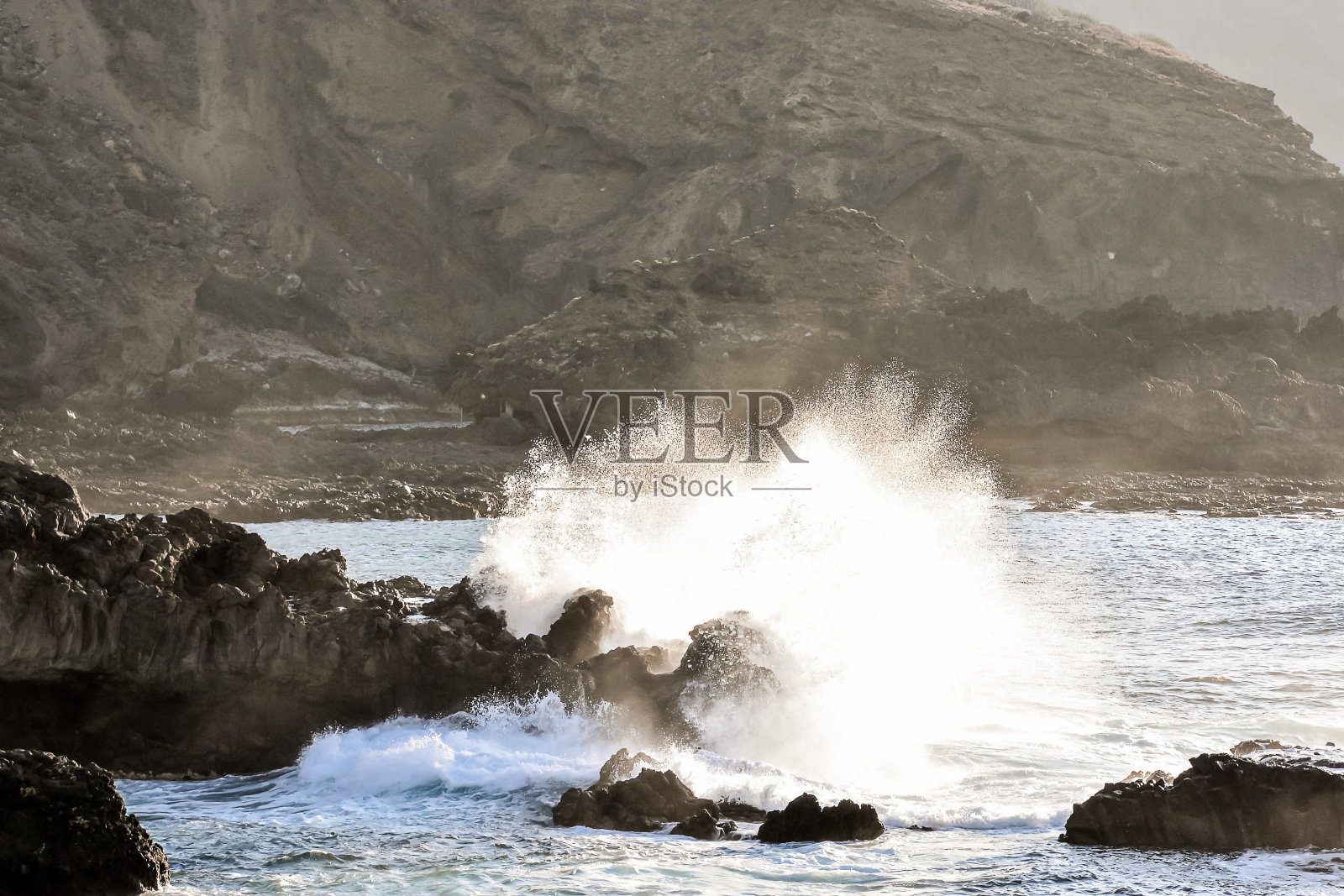 大海中的大浪照片摄影图片