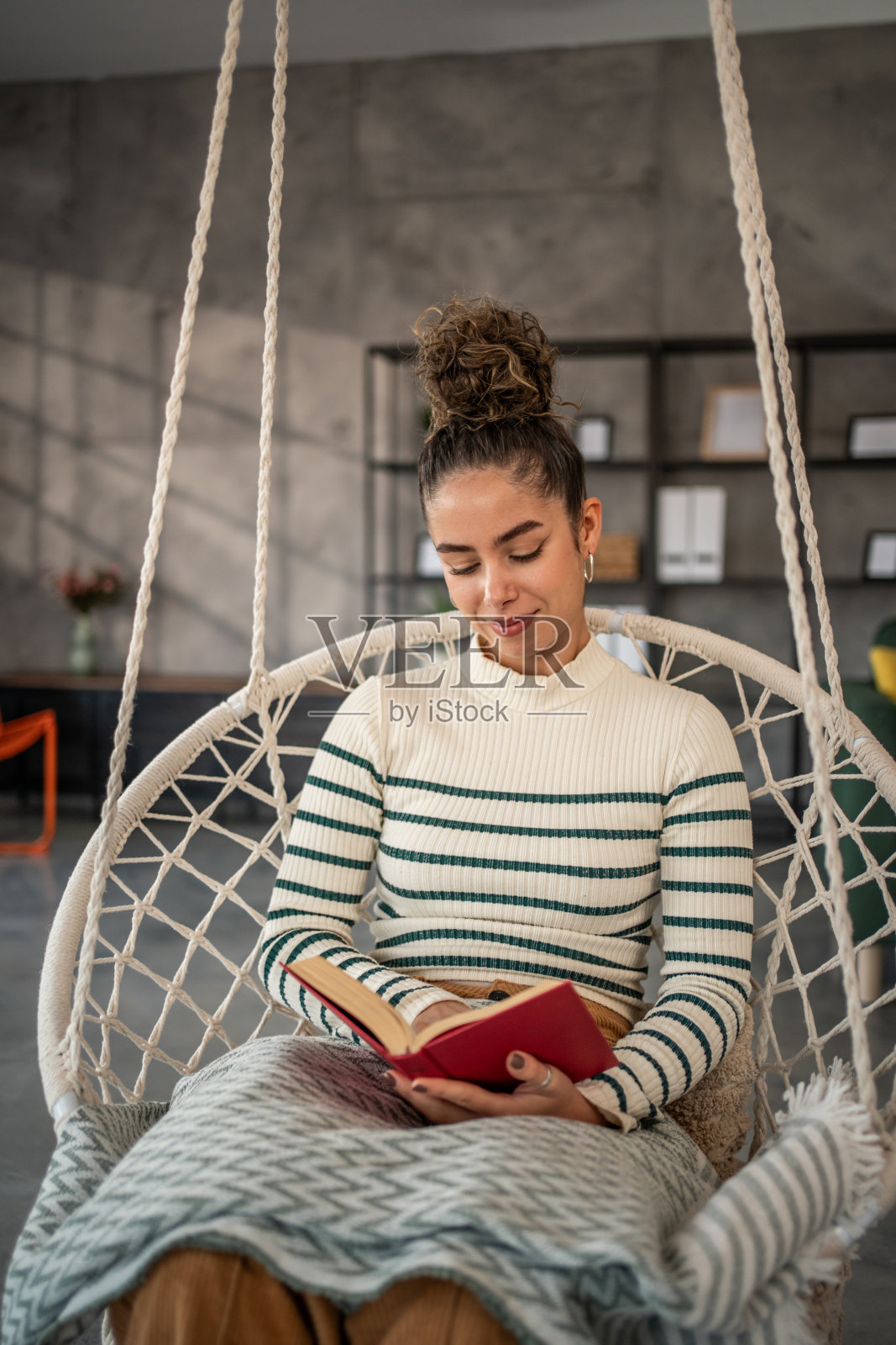 一本好书吸引我的注意力，我喜欢读它照片摄影图片