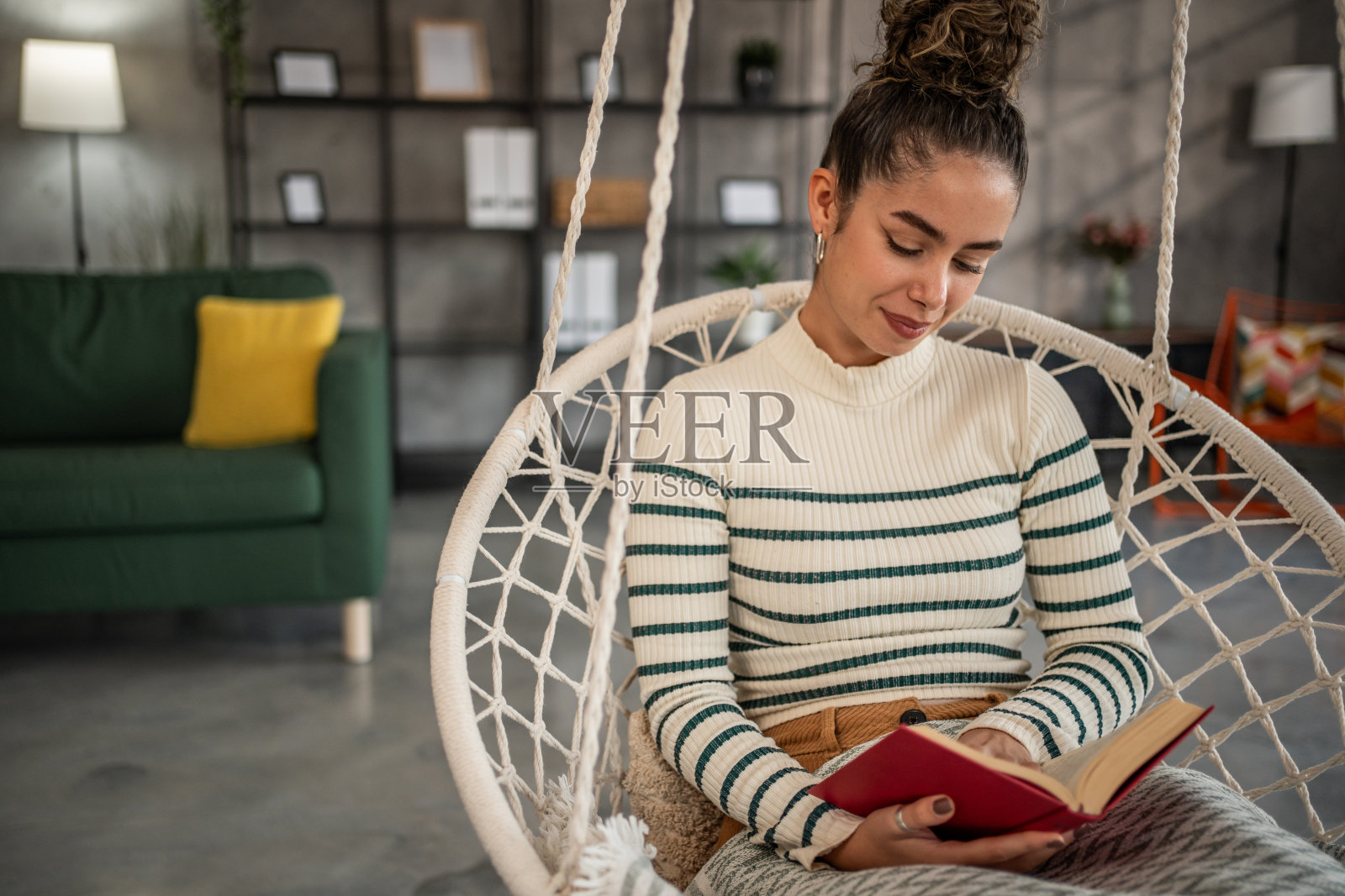 一本好书吸引我的注意力，我喜欢读它照片摄影图片