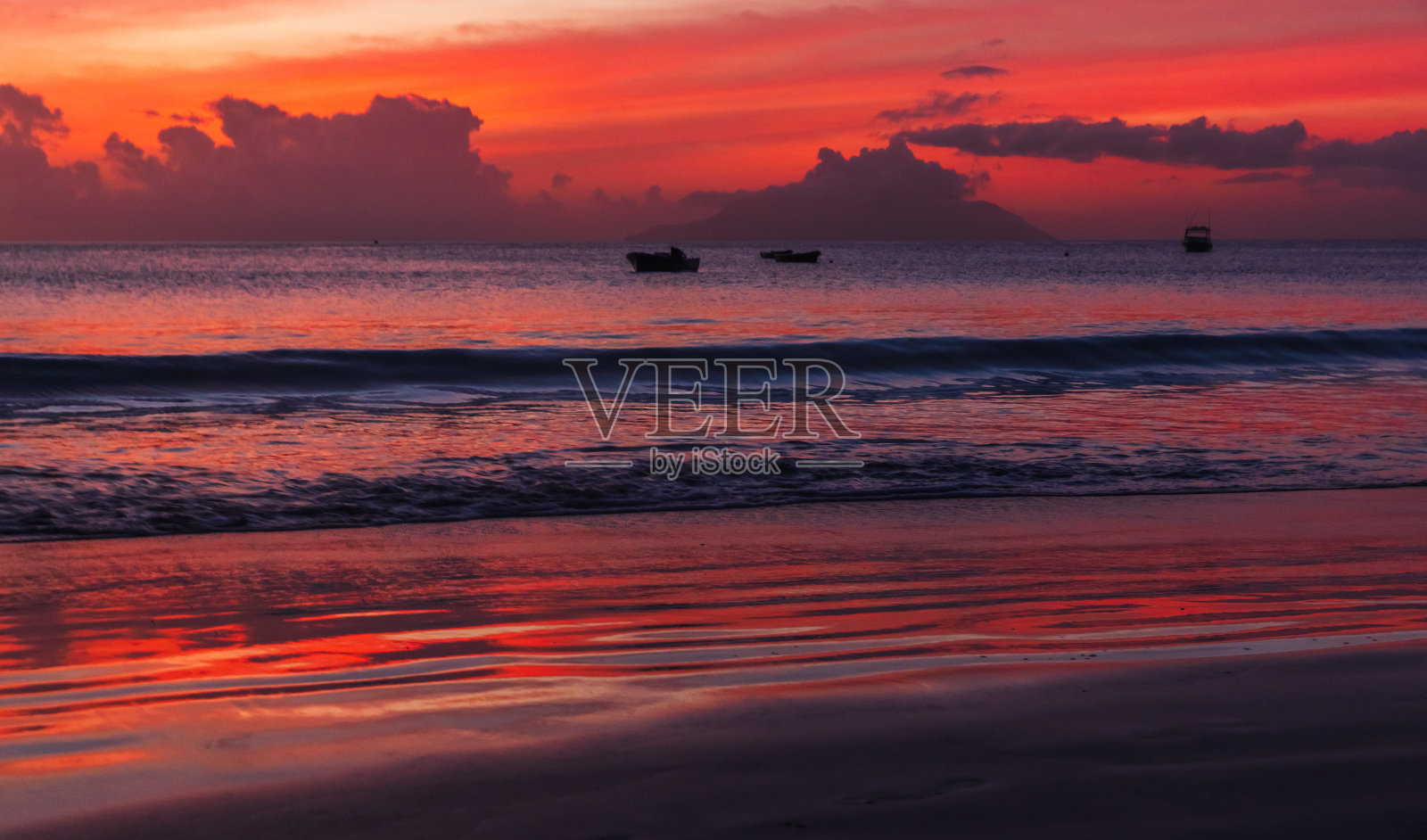 日落时热带红色天空下的海水。马埃岛照片摄影图片