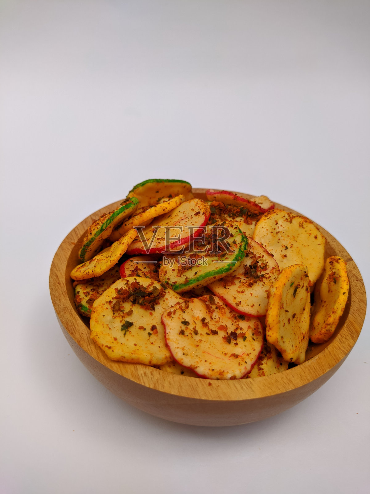 Kerupuk Seblak或Seblak饼干是一种起源于西爪哇地区的辛辣小吃。这种饼干的特点是撒上辣椒和其他香料。照片摄影图片