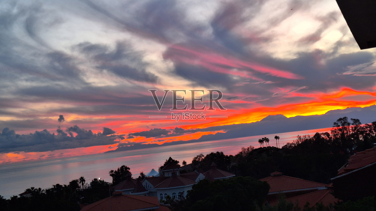 玫瑰色天空下的日落故事照片摄影图片