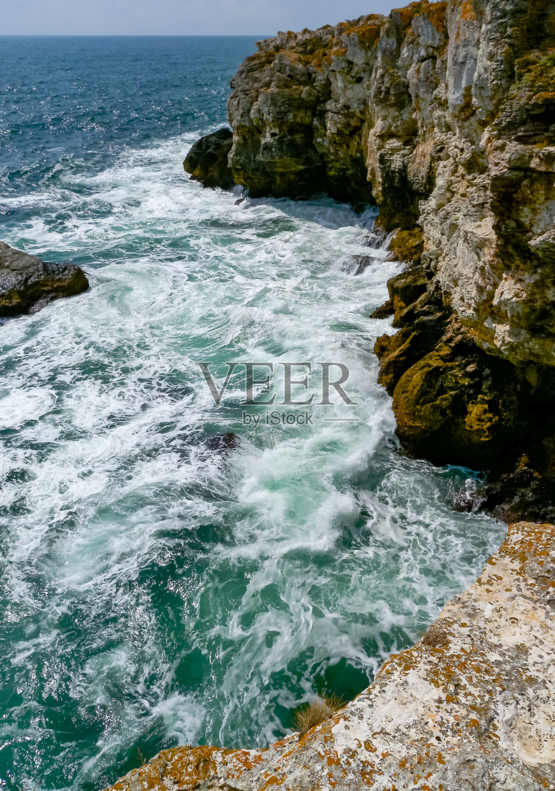 黑海的海景，高陡峭的石头海岸，靠近保加利亚的Tyulenovo村照片摄影图片