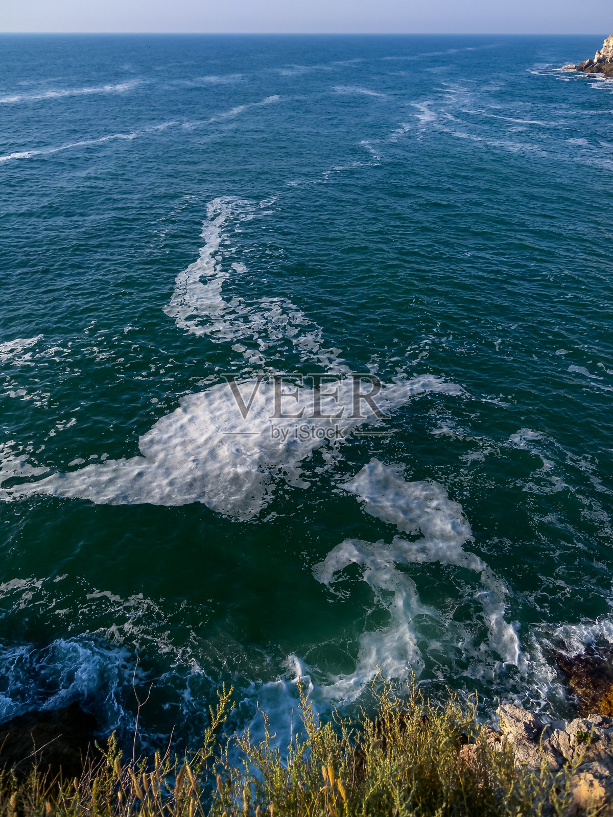 保加利亚Tyulenovo村附近的黑海海岸悬崖附近，暴风雨中白色的泡沫照片摄影图片