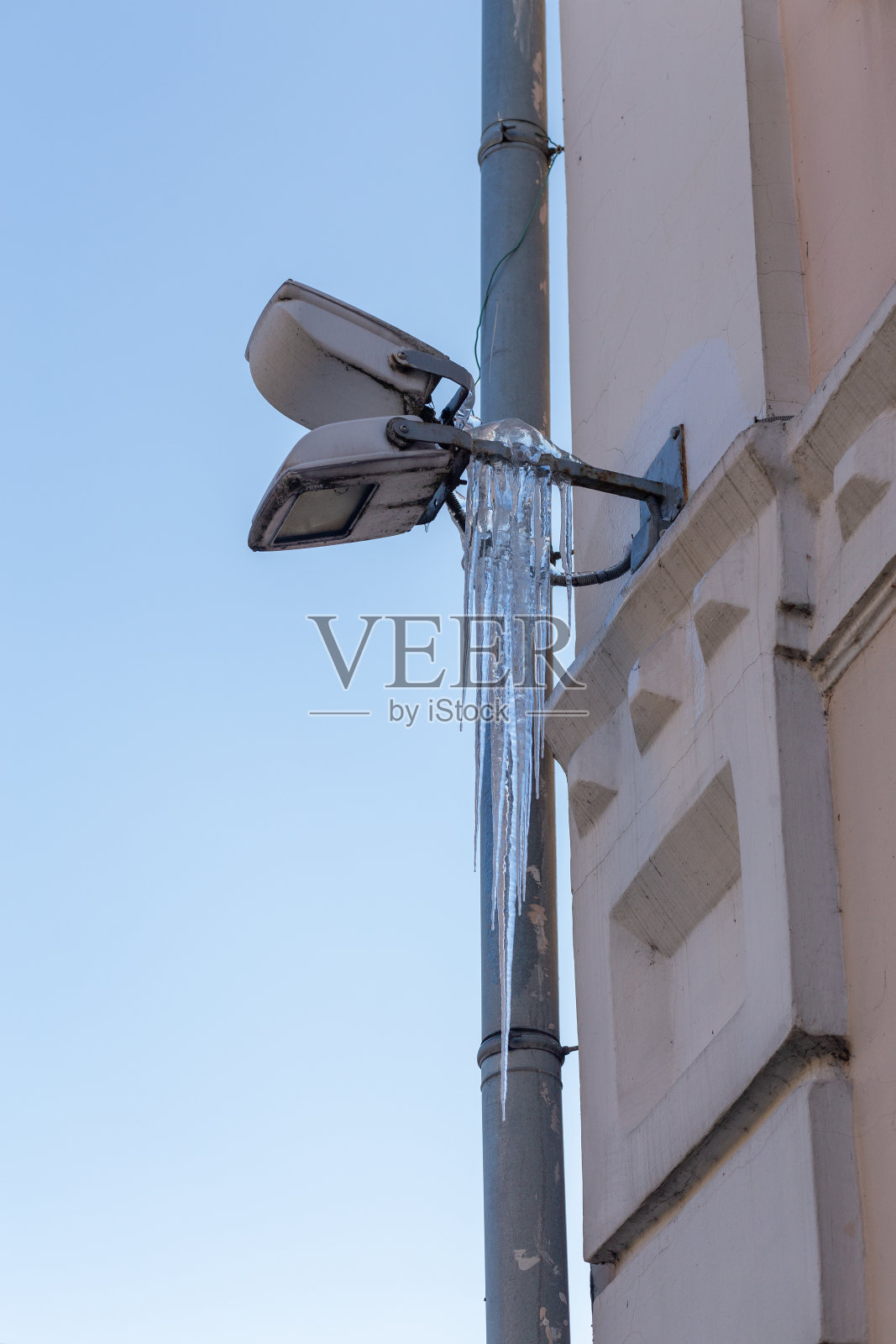 联排别墅屋顶上的大冰柱照片摄影图片