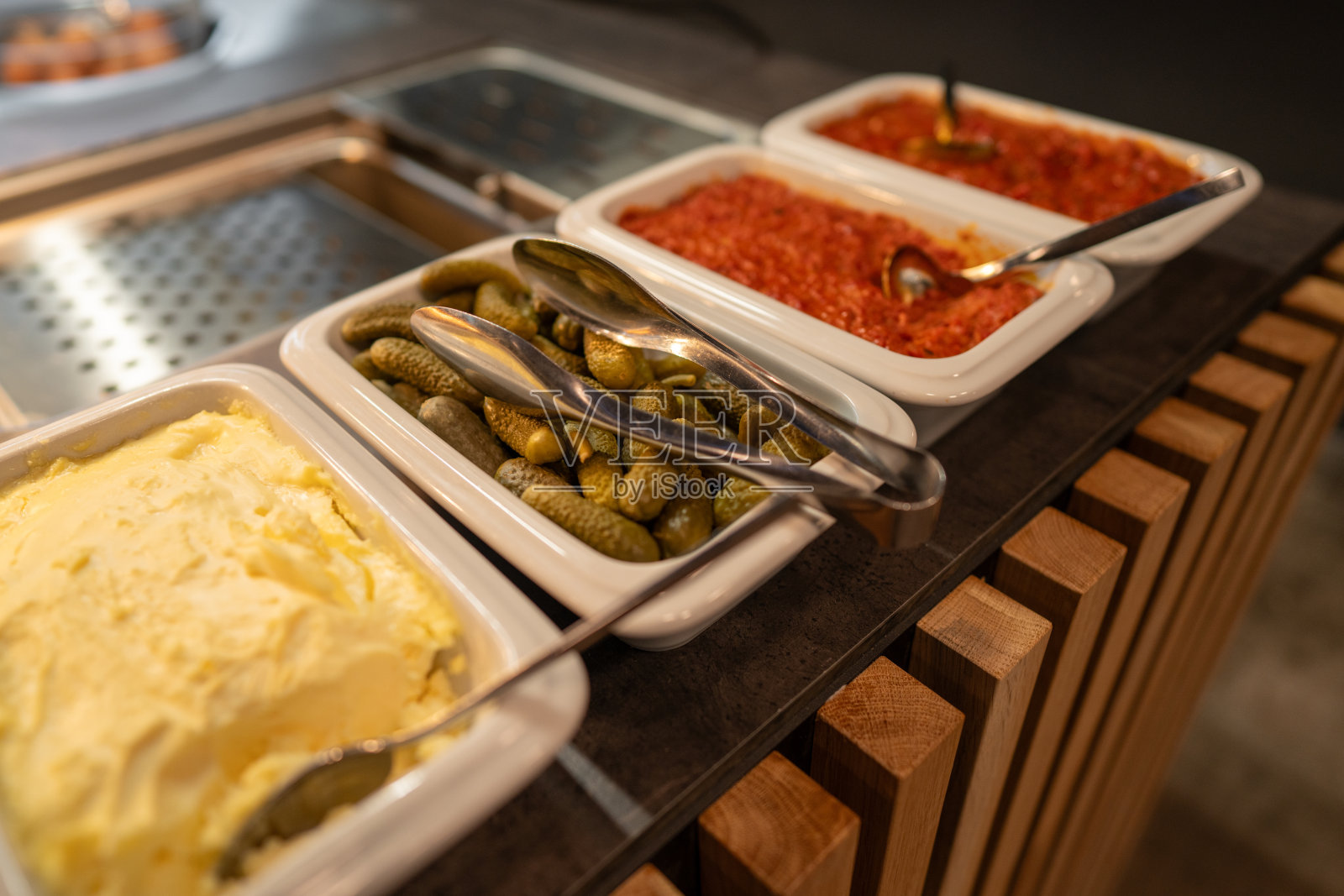 在豪华酒店自助餐的各种沙拉照片摄影图片