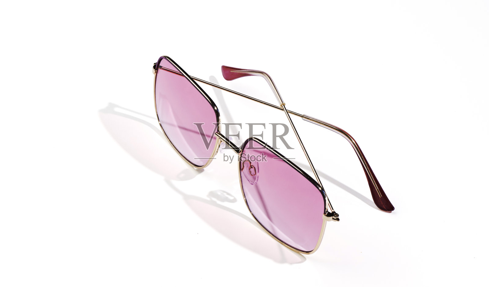 白色背景上孤立的粉色太阳镜。照片摄影图片