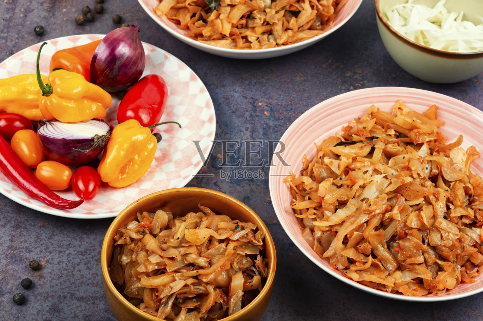 传统的炖卷心菜。照片摄影图片