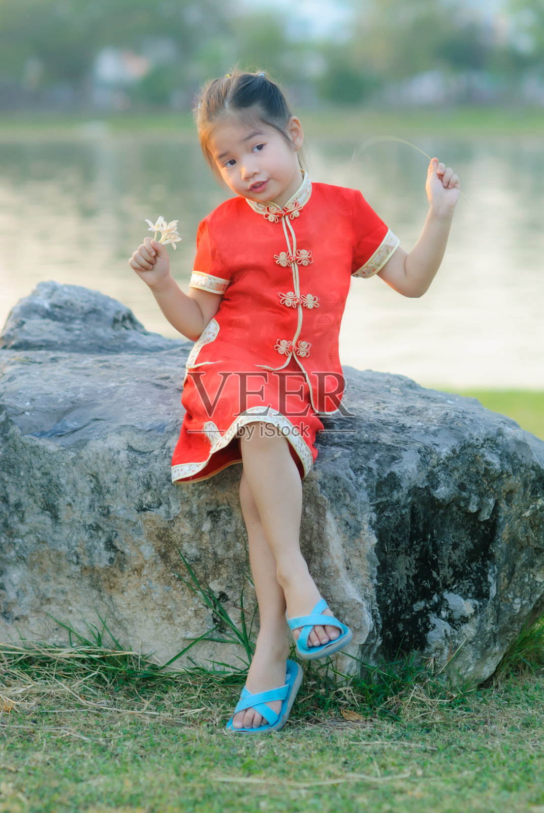 穿着中国传统服装的亚洲小女孩照片摄影图片