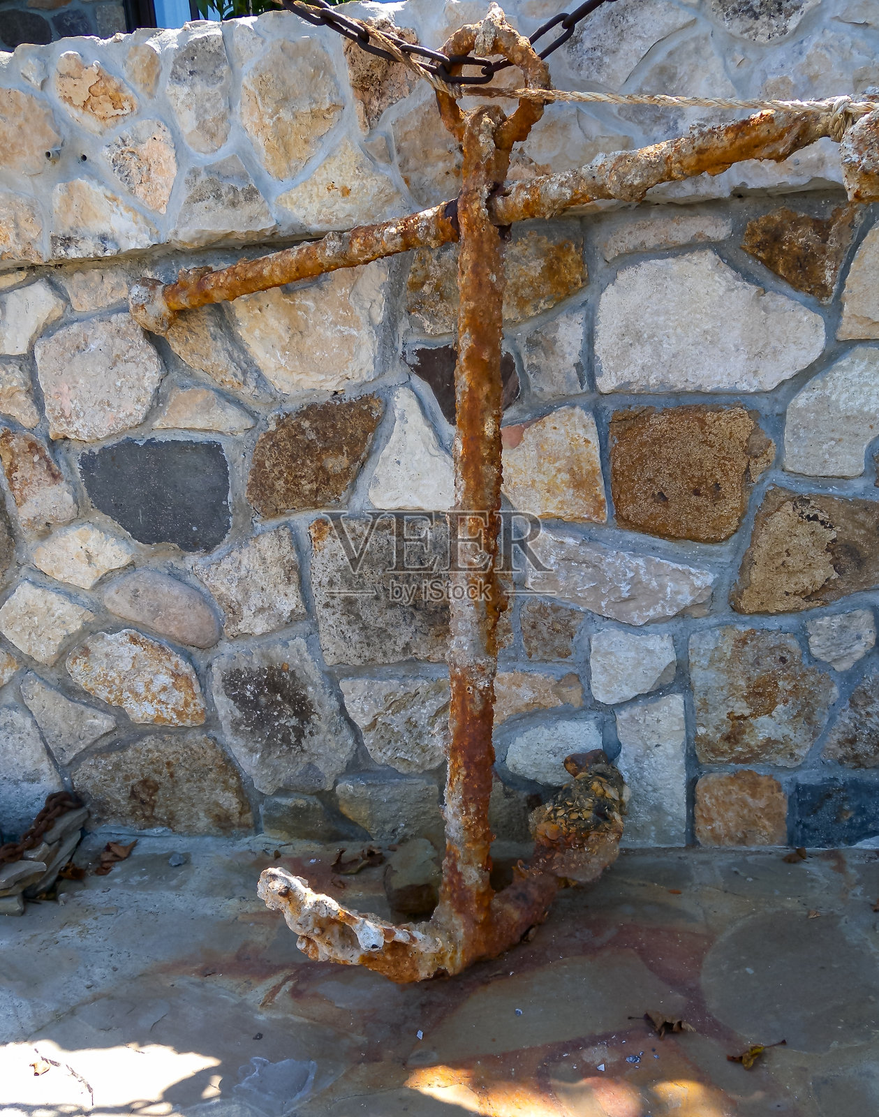 一个17 -18世纪的旧铁锚，从黑海海底打捞上来照片摄影图片