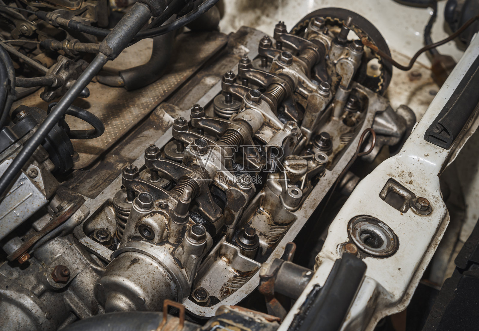 汽车发动机部分的特写。气缸盖。气门弹簧。引擎块。摇杆轴。摇臂。汽车服务。照片摄影图片