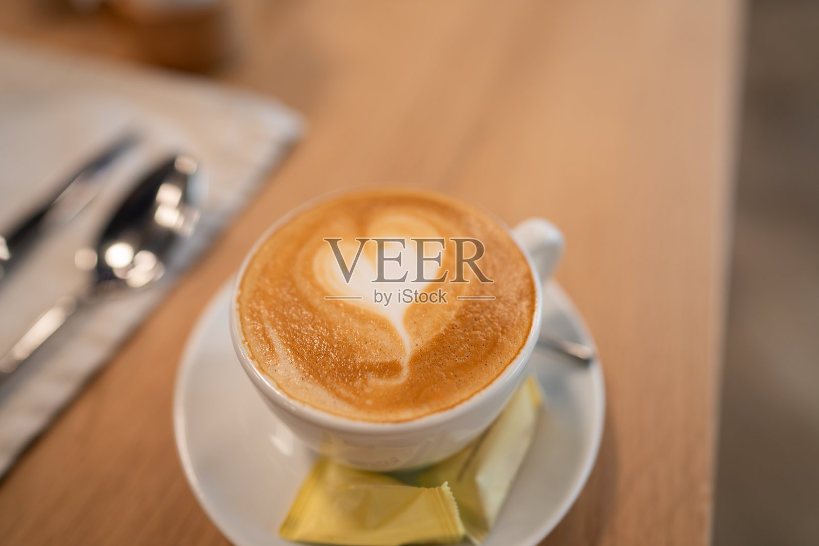 陶瓷咖啡杯里的心形拉花咖啡照片摄影图片