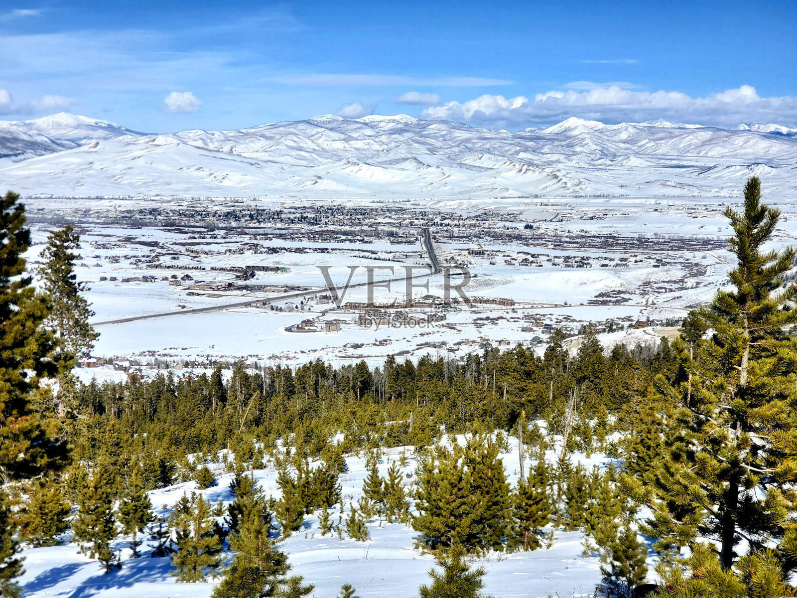 冬天从高空俯瞰科罗拉多州的格兰比照片摄影图片