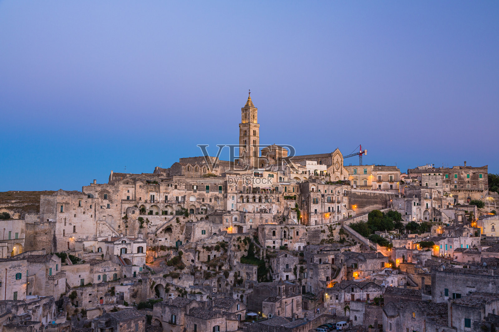 黄昏时分，意大利马泰拉的马泰拉大教堂照片摄影图片