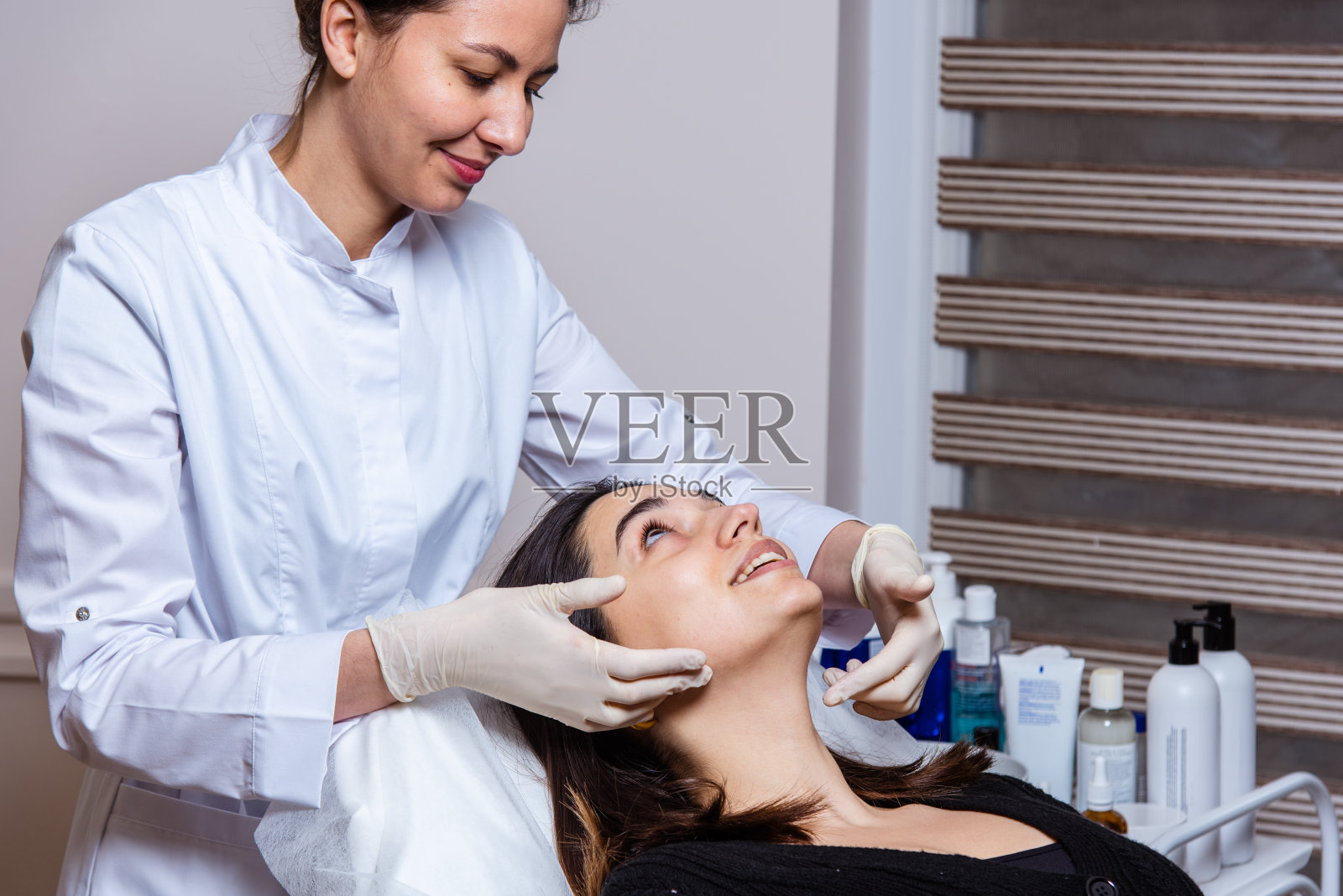 在水疗中心办公室进行面部和颈部的放松和提油按摩照片摄影图片