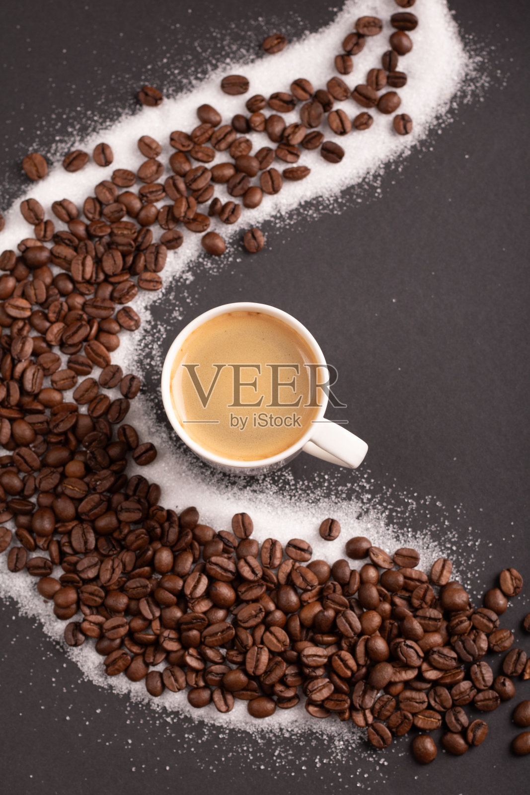 咖啡因，豆子，浓缩咖啡，杯子，饮料，香气，咖啡休息时间，糖，咖啡，烘焙，黑色，背景，阿拉比卡，桌子，深色，早晨，早餐，饮料，热饮，新鲜照片摄影图片