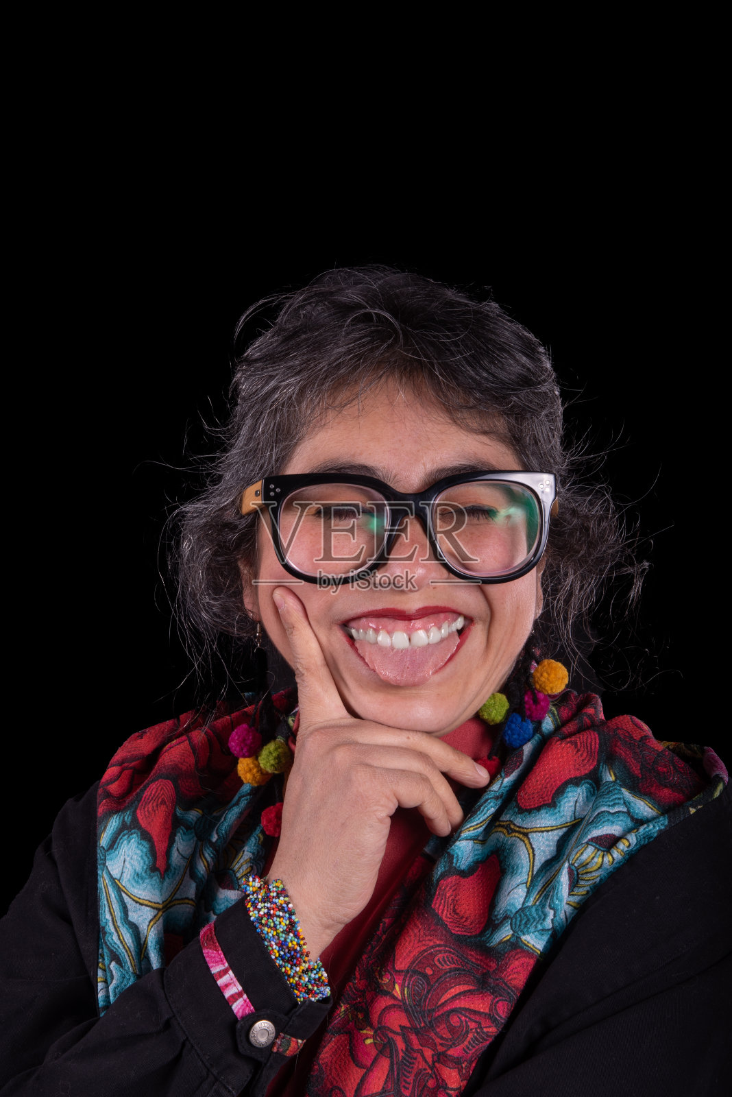 年轻的墨西哥女人灰色头发，黑色背景照片摄影图片