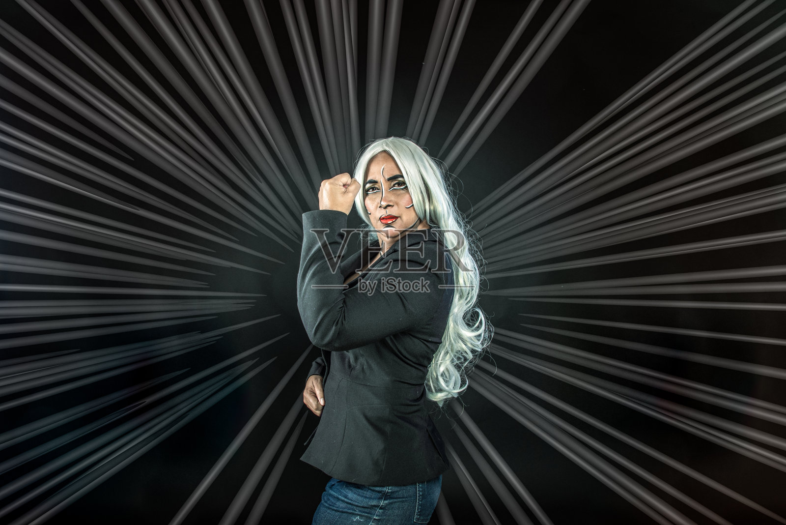 穿着滑稽服装的女人站在力量的位置上照片摄影图片