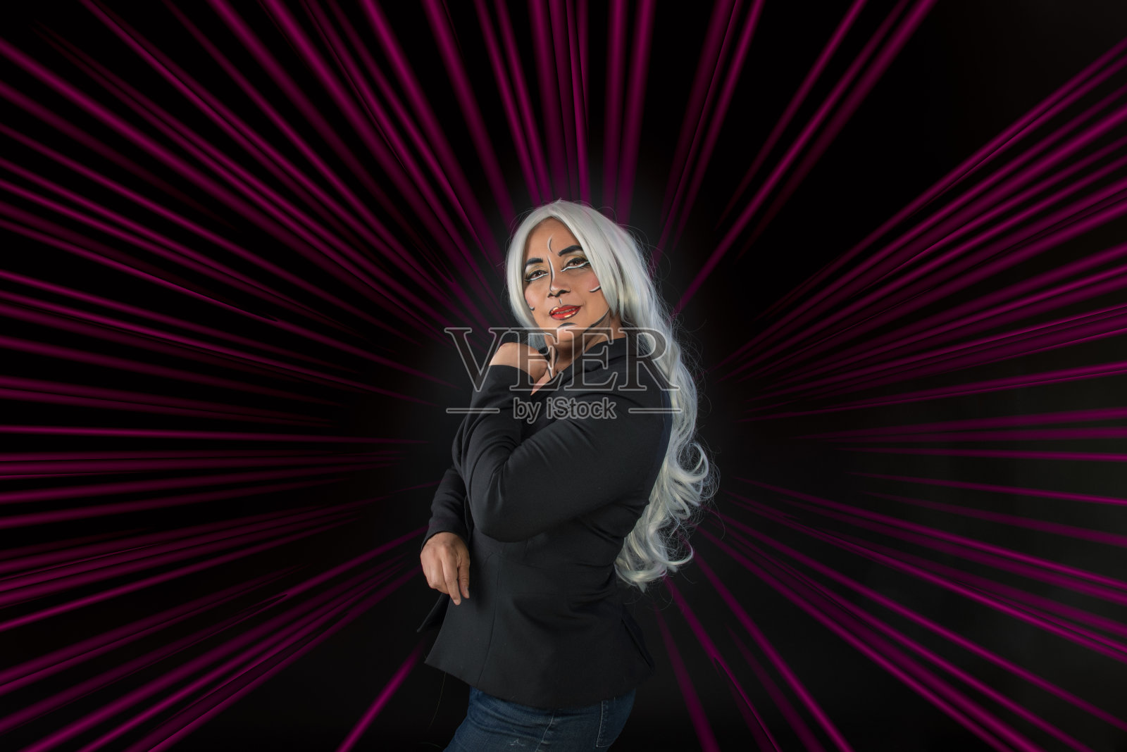 扮相滑稽的女人站在快乐的位置上照片摄影图片