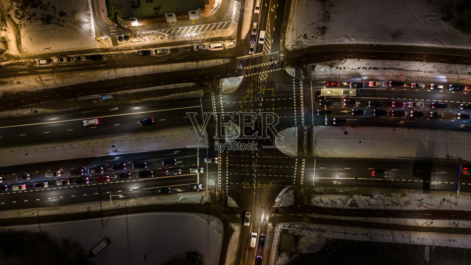 冬季早高峰期间，无人机拍摄的城市高强度道路照片摄影图片
