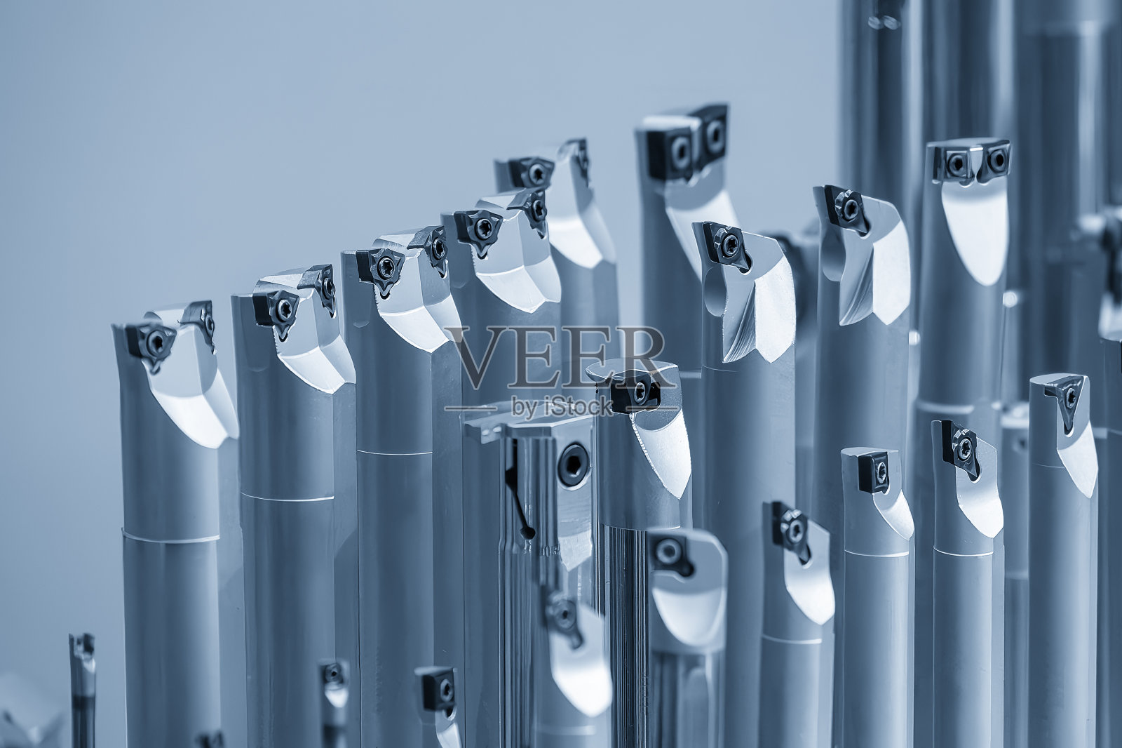 近景为数控板条机组专用刀具。照片摄影图片