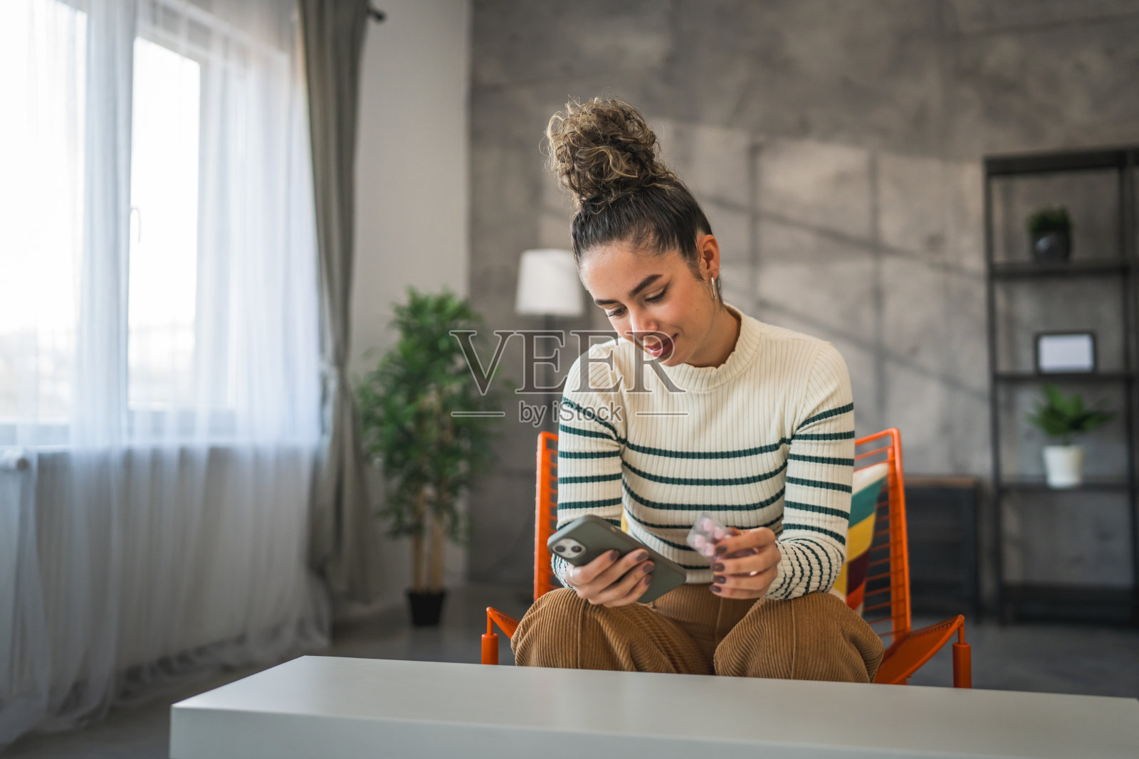 妇女拿着药品维生素补充瓶药丸读标签照片摄影图片