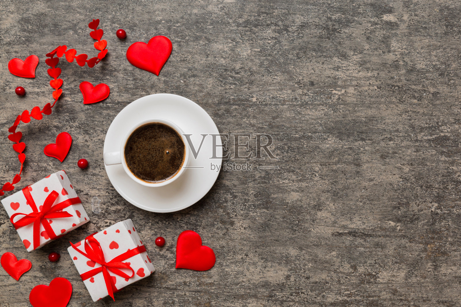 马克杯咖啡和礼盒彩色背景。平铺构图。节日的概念照片摄影图片