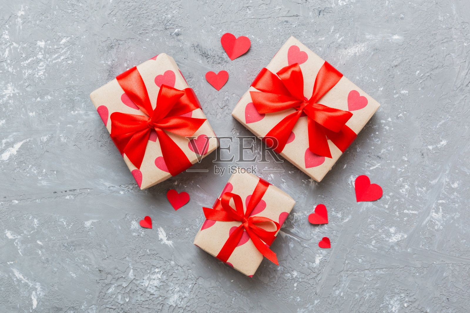 情人节装饰礼盒与红丝带蝴蝶结彩色背景的俯视图照片。假日礼盒与顶视图照片摄影图片