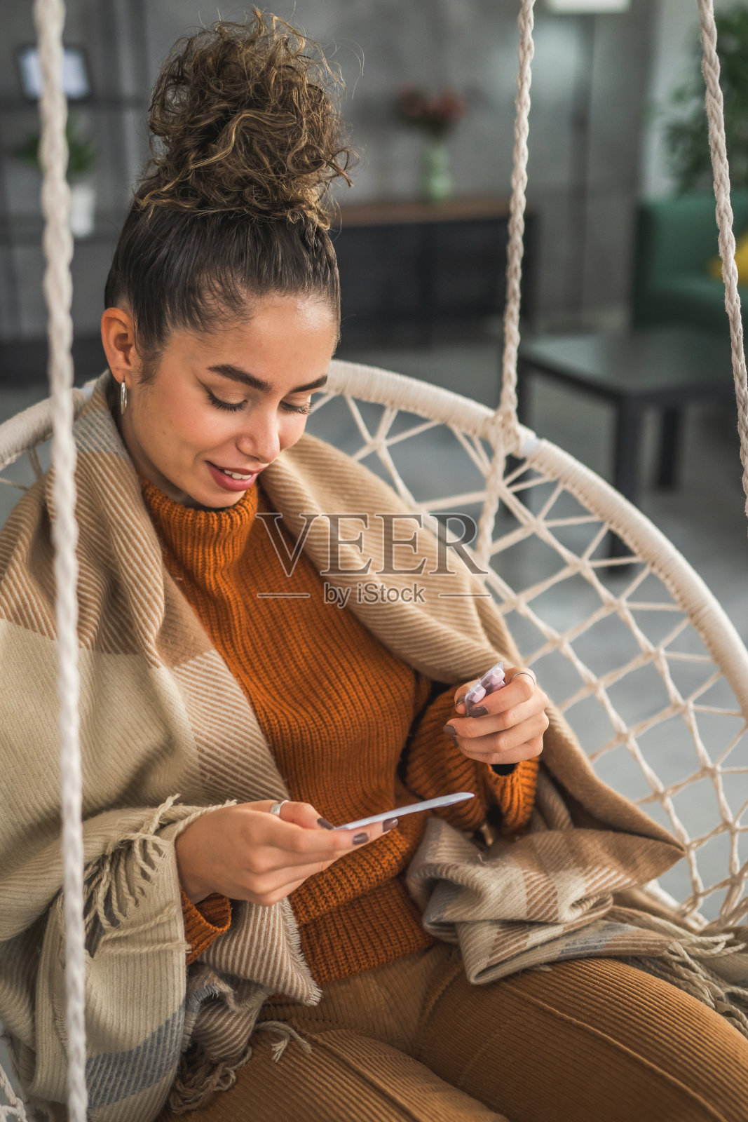 妇女拿着药品维生素补充瓶药丸读标签照片摄影图片