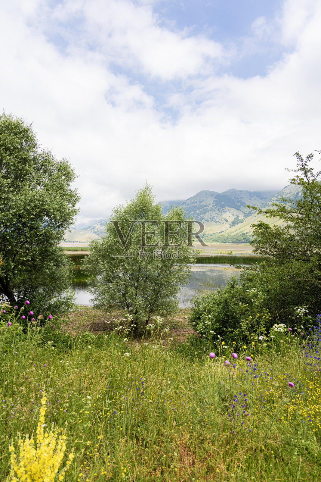 在意大利坎帕尼亚的马泰塞湖拍摄的照片，展示了湖泊、山脉和周围的自然景观照片摄影图片