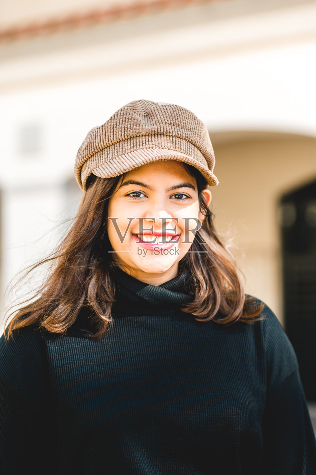 自然美丽，年轻的拉丁女子，幸福的大学生肖像照片摄影图片