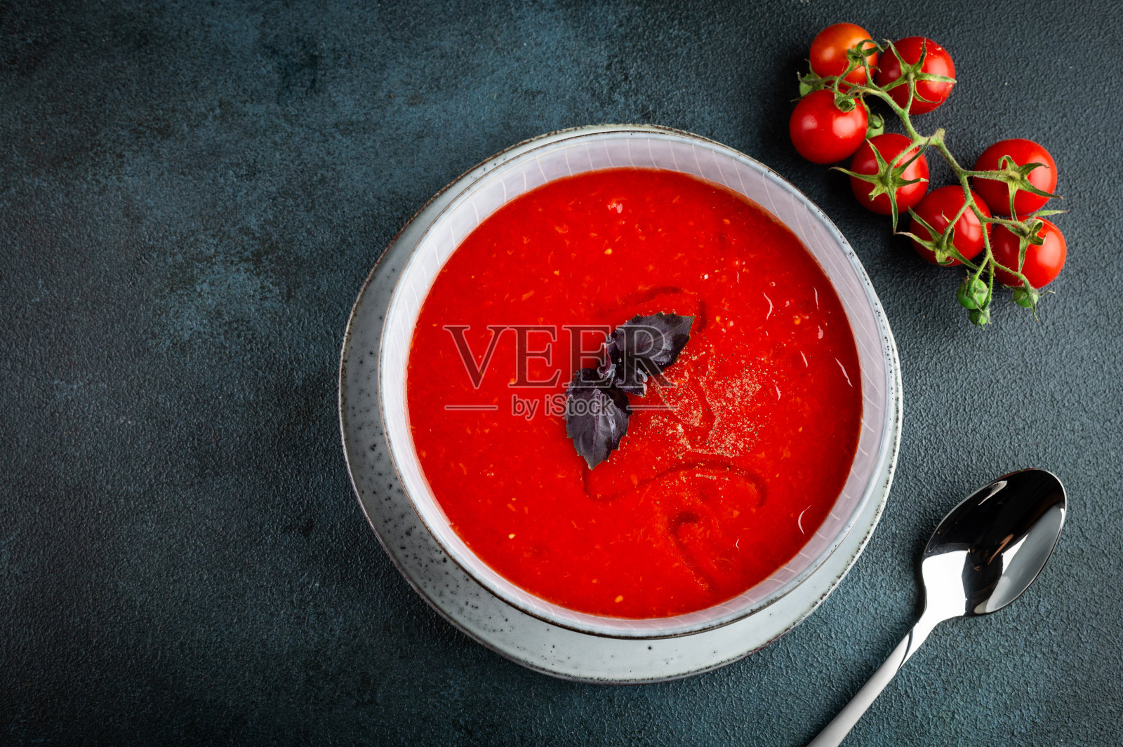 传统西班牙凉菜汤。番茄汤加胡椒和洋葱。蔬菜汤。西班牙菜。照片摄影图片