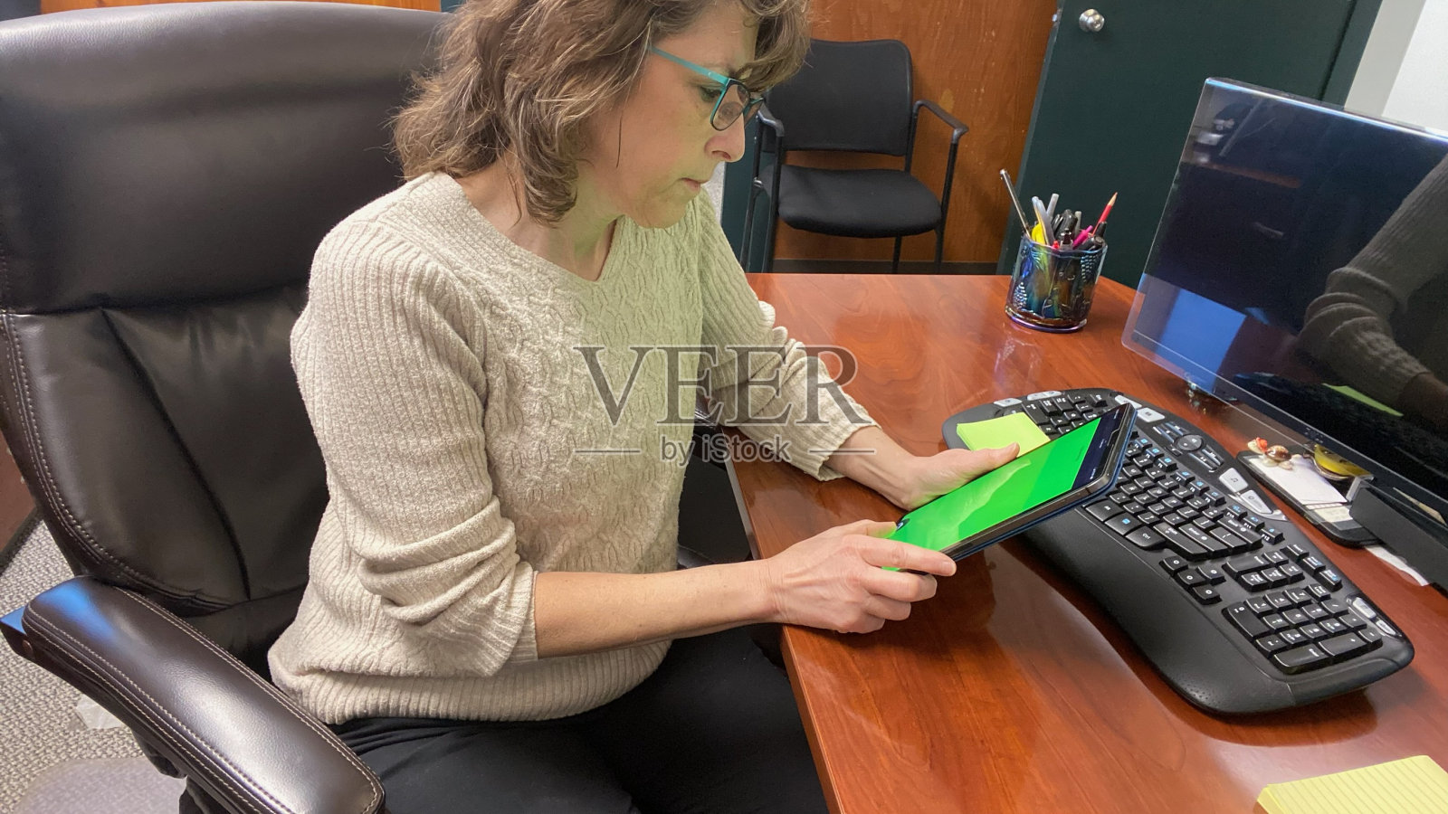 在家办公的高级女性照片摄影图片