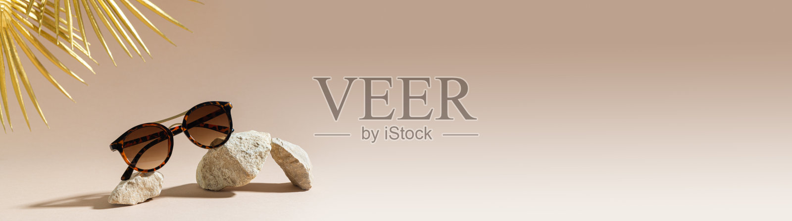 时尚太阳镜销售横幅。夏季大甩卖。米色背景上的石头上的塑料框架太阳镜。极简主义。文本的复制空间。眼镜横幅，网线。光学商店折扣。照片摄影图片