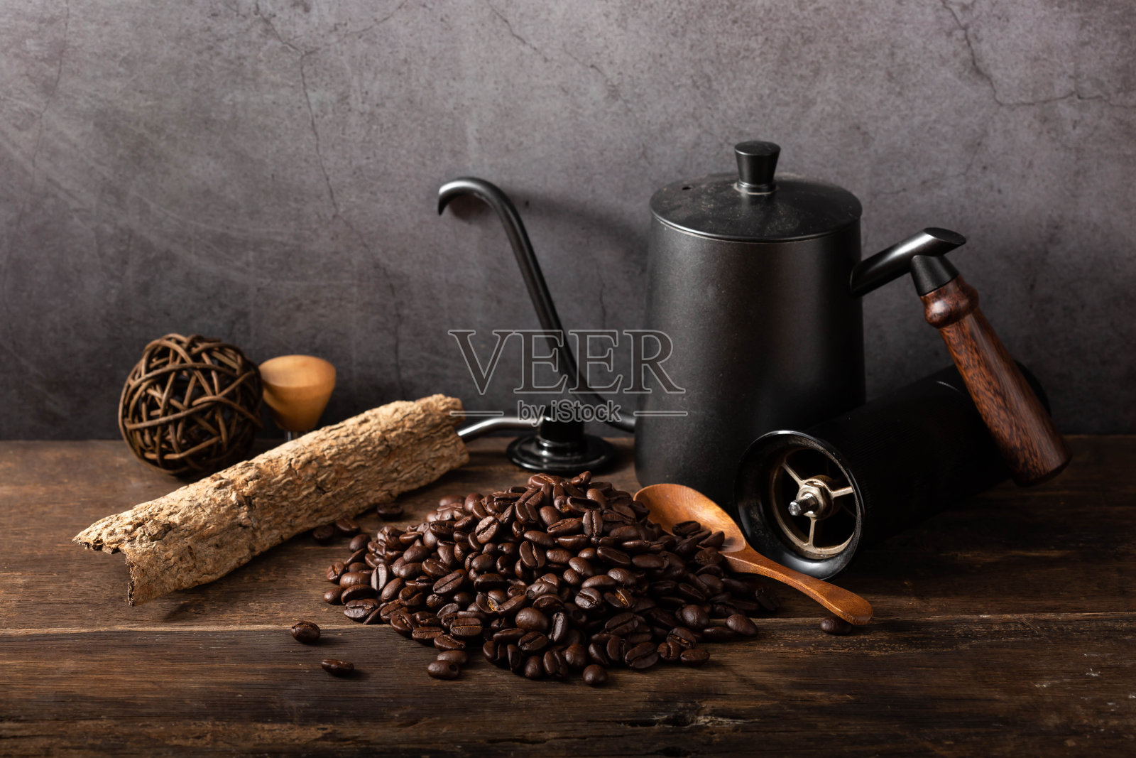 木制背景咖啡滴灌设备照片摄影图片