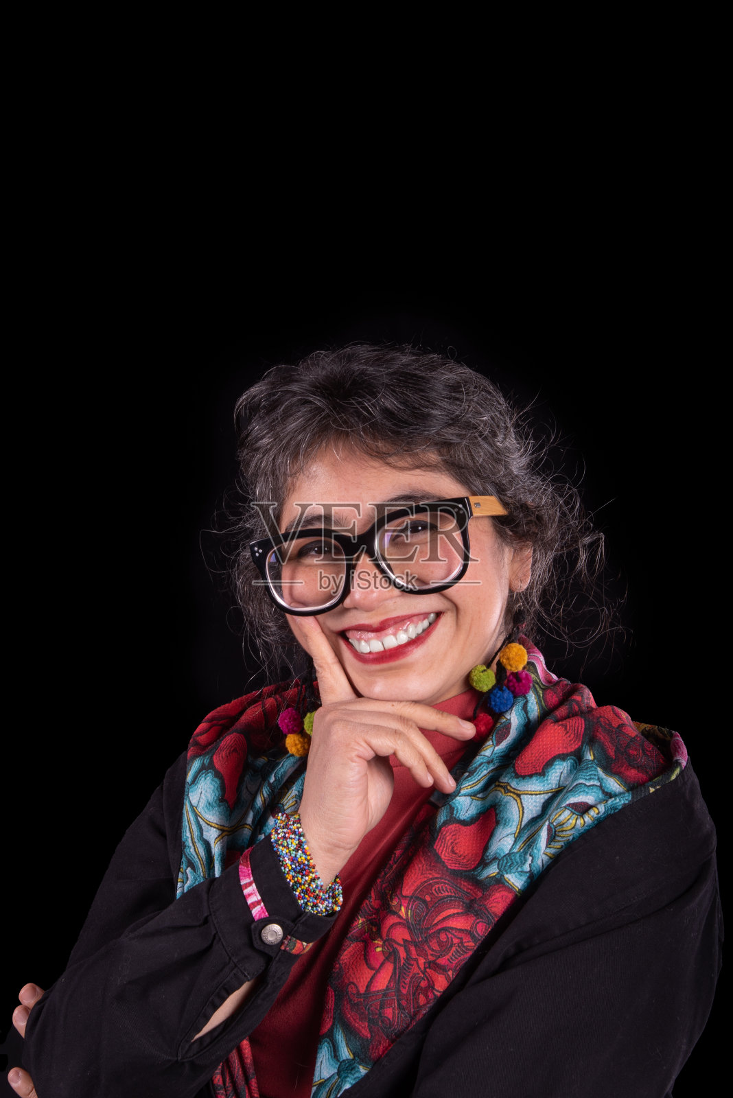 年轻的墨西哥女人灰色头发，黑色背景照片摄影图片