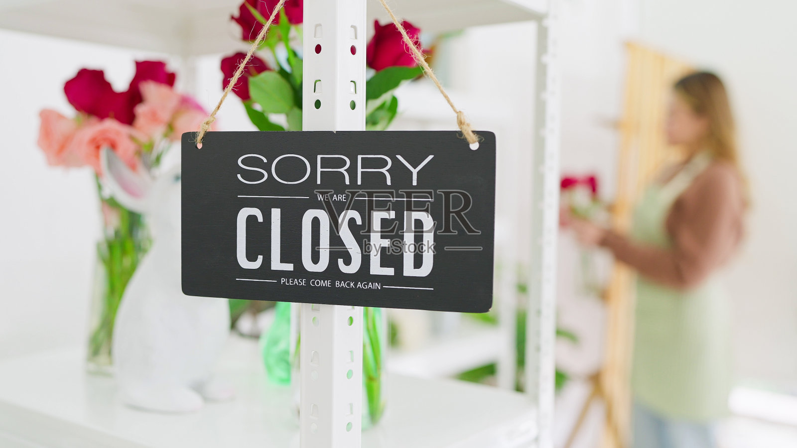 商店关门了。“对不起!花店门前的玻璃门上写着“我们关门了”。无服务经营理念的店铺招牌。透过门的玻璃，关闭宽阔的标志。关闭商店照片摄影图片