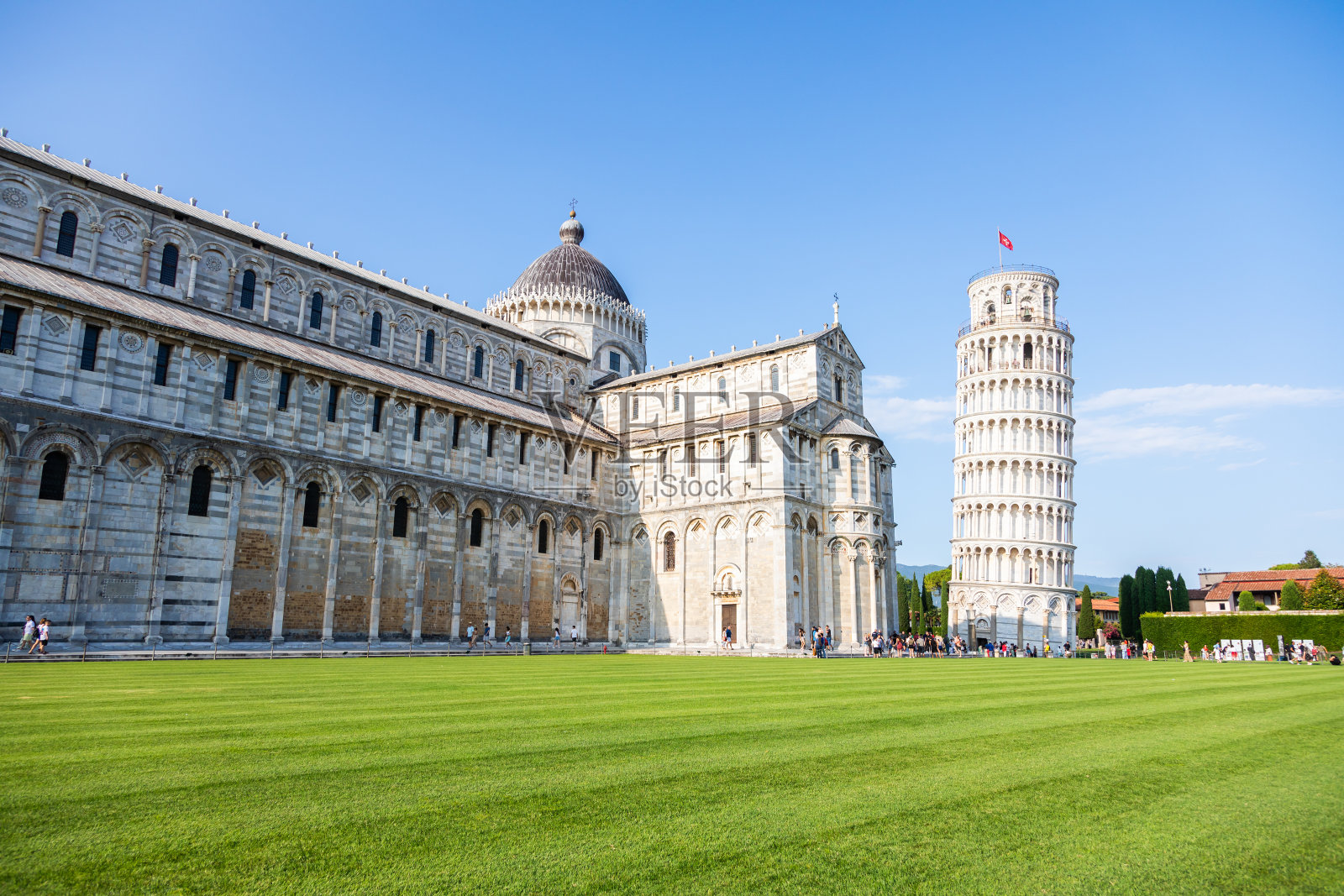 意大利比萨——著名的蓝天斜塔地标，文艺复兴时期的白色大理石照片摄影图片