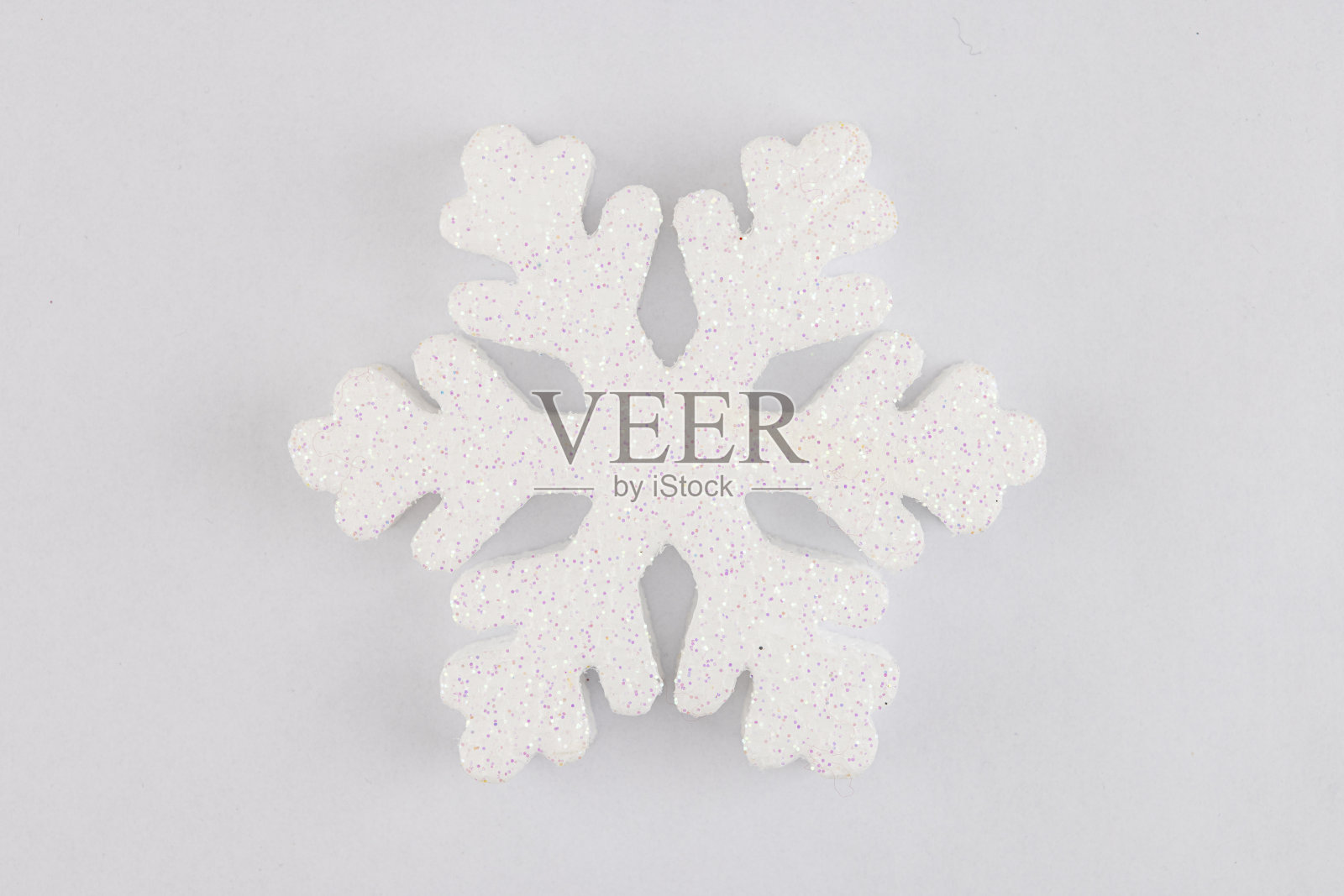 特写闪闪发光的雪花装饰孤立的纹理白色背景。照片摄影图片