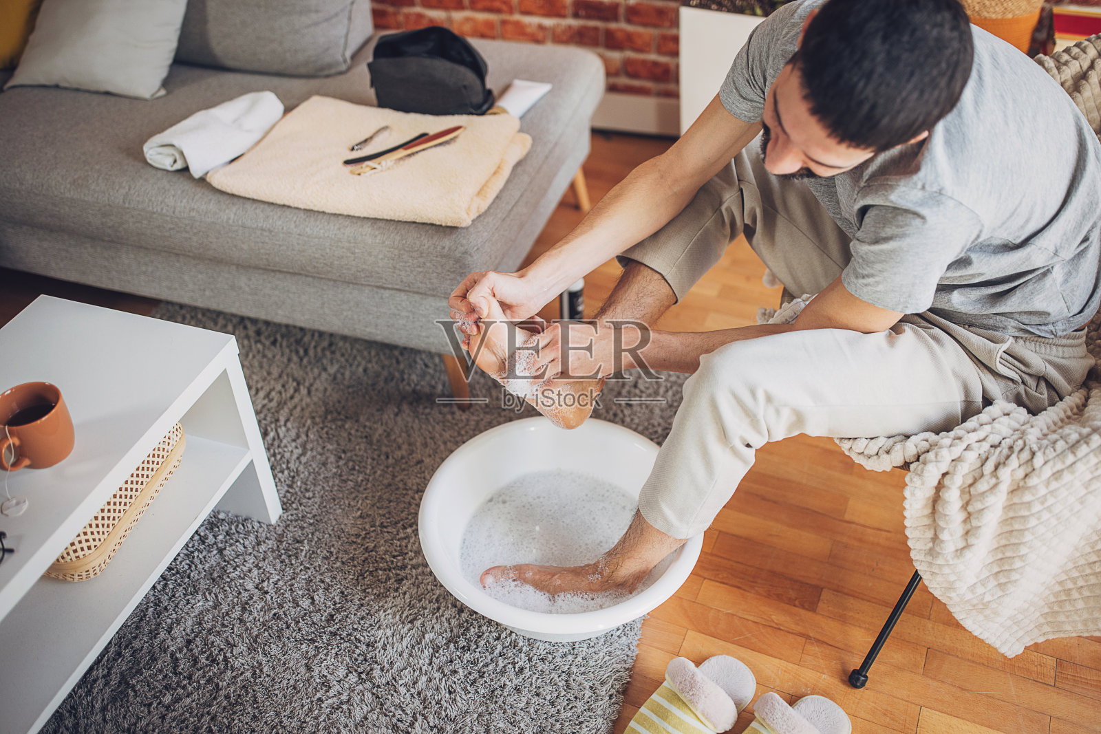 一个人正在家里洗足浴照片摄影图片