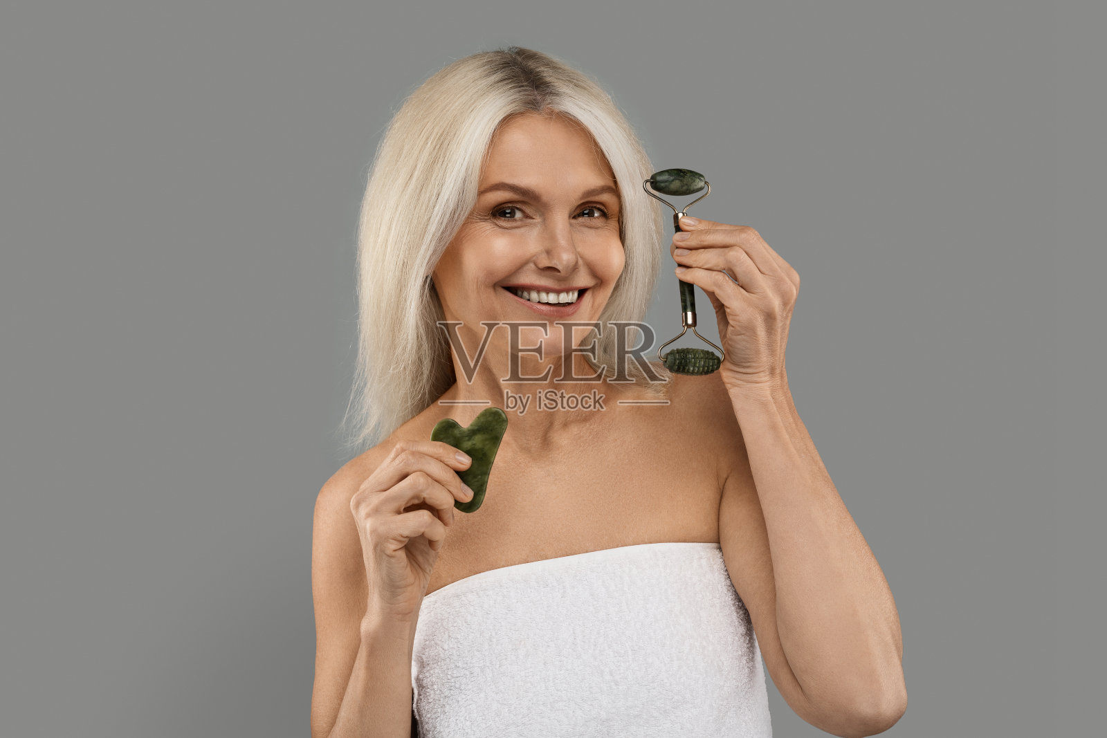 美丽的微笑成熟的女人示范瓜沙刮刀和玉面辊照片摄影图片