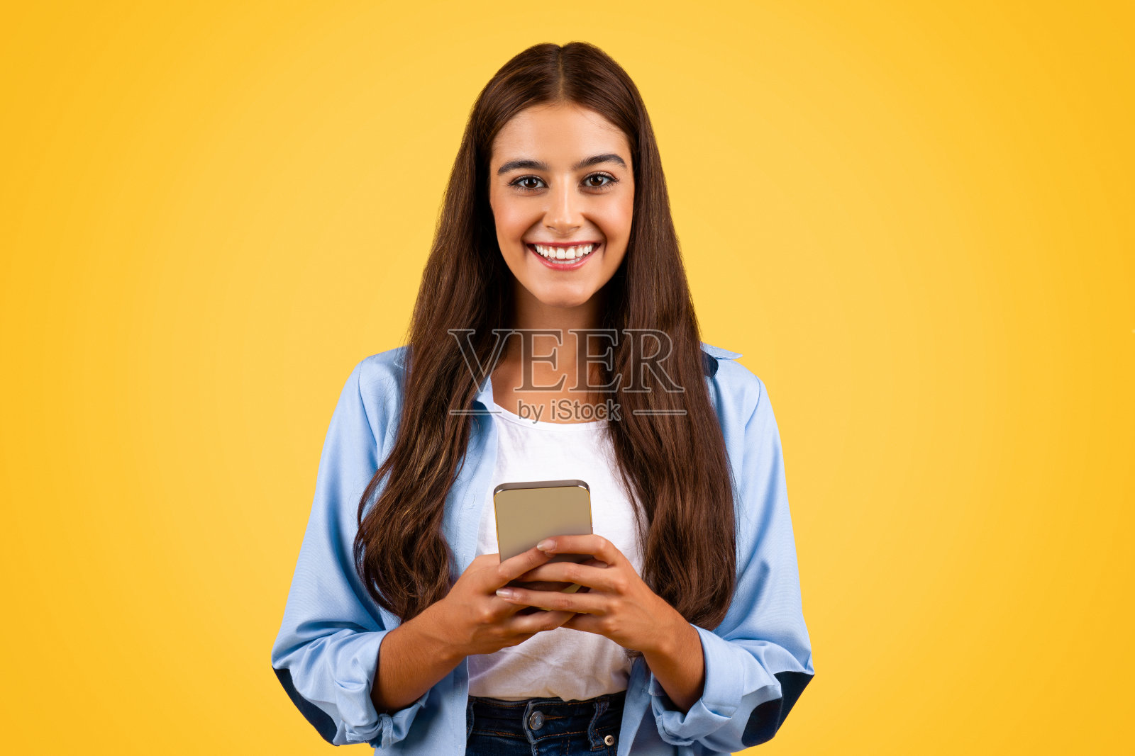 积极的欧洲年轻女生，在智能手机上打字，在社交网络上聊天照片摄影图片