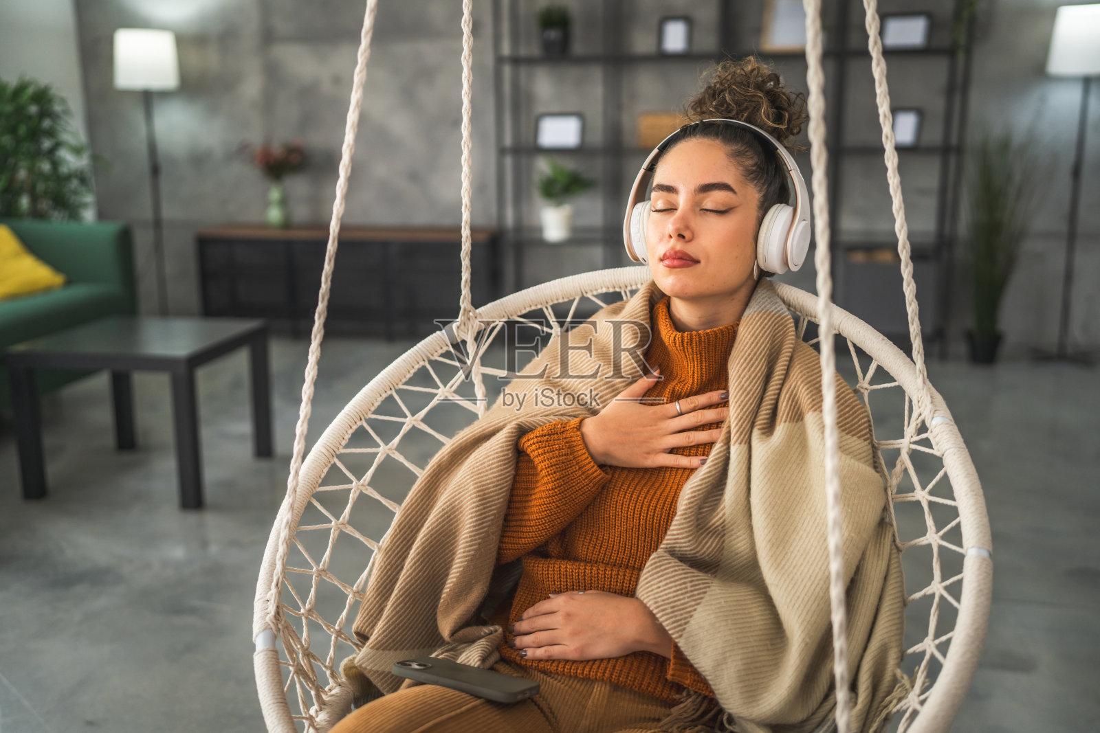 一名妇女在家冥想练习冥想的自我保健概念照片摄影图片