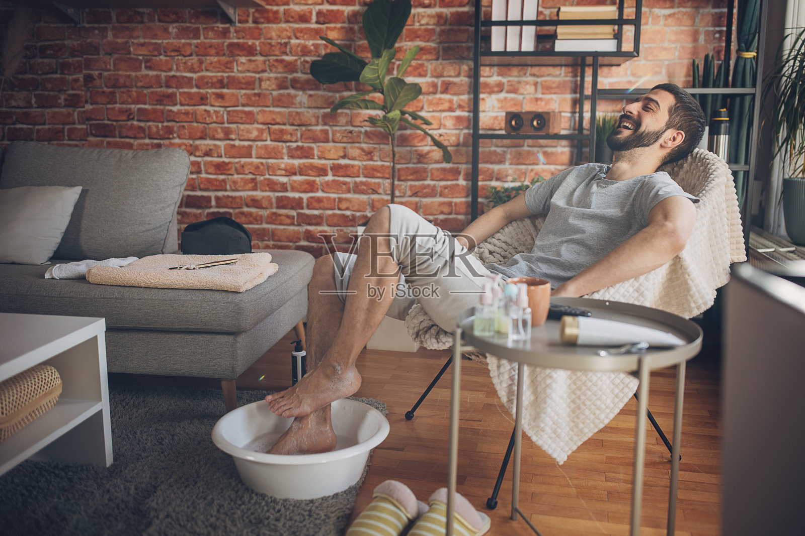 一个人在家放松，洗个足浴，看电视照片摄影图片