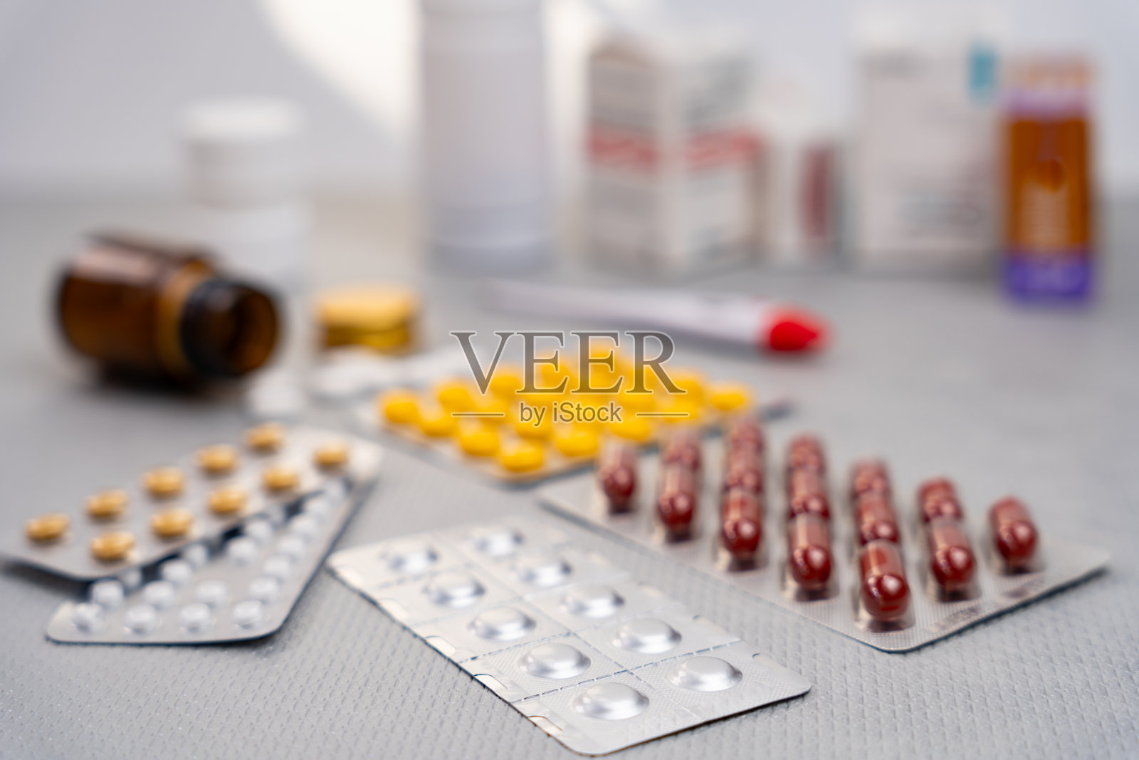 用水泡和药瓶、药片和维生素制成的组合物放在金属质地的桌子上照片摄影图片