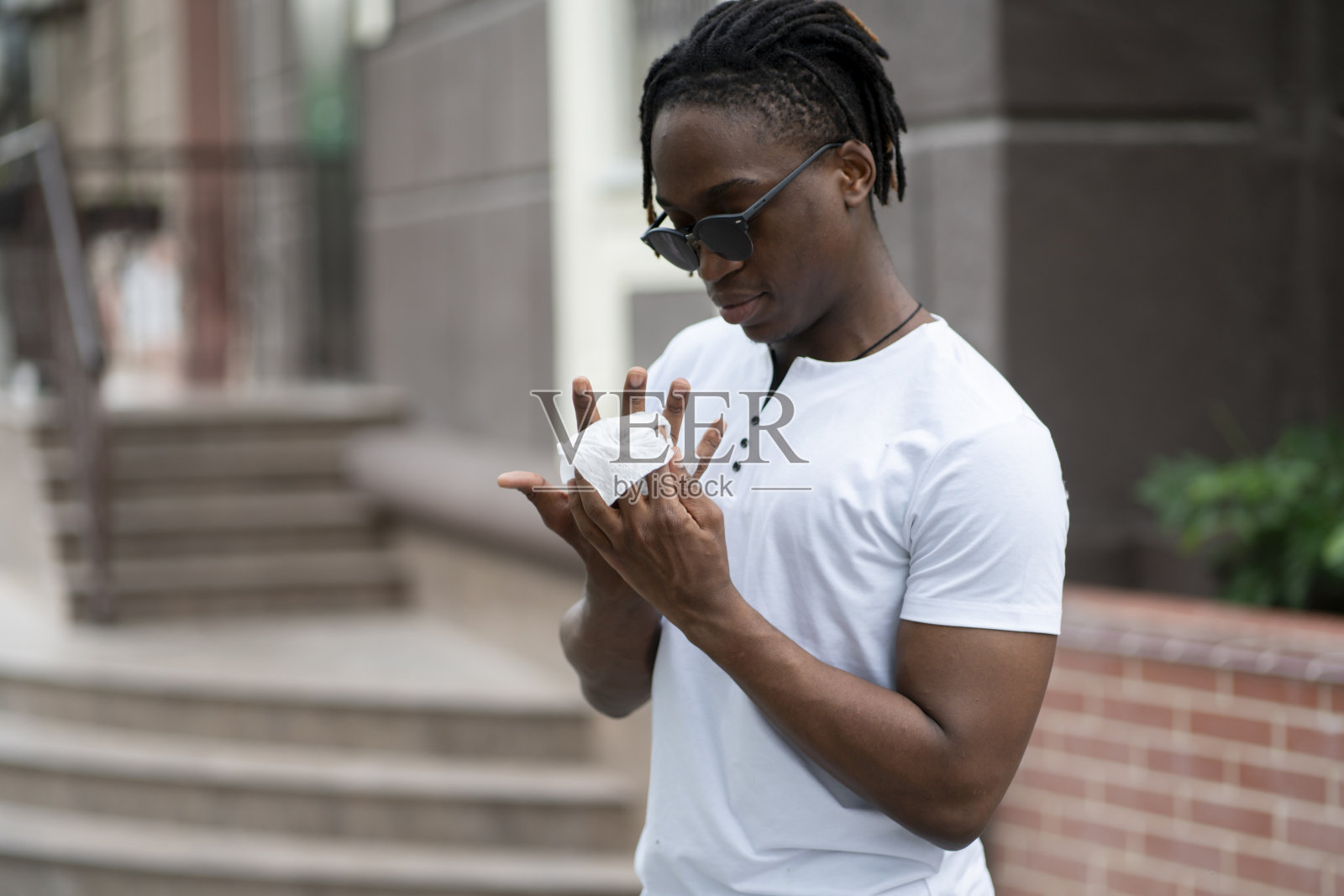 一个手持抗菌湿纸巾清洁和消毒脏手在户外照片摄影图片