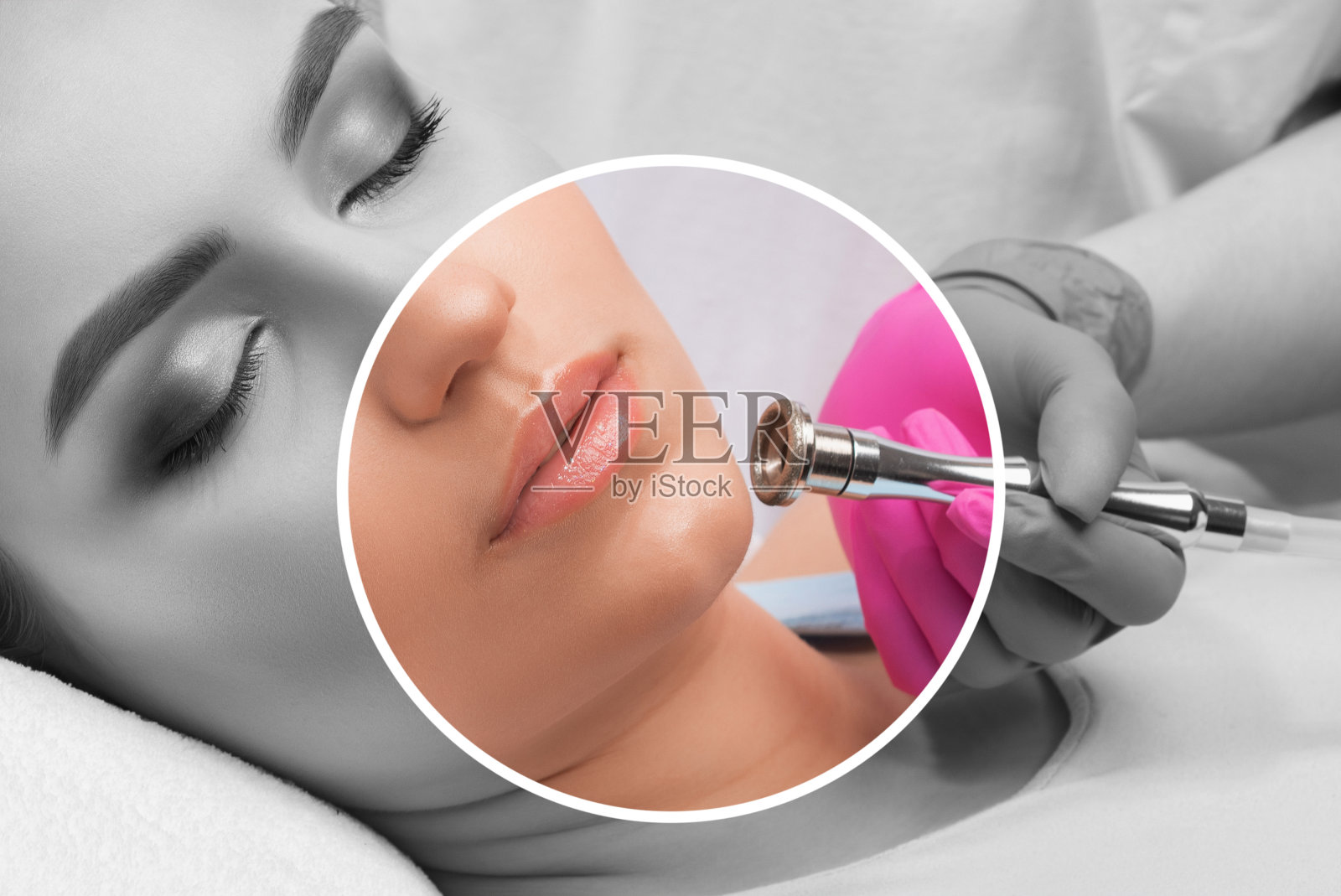 美容师在美容院为一位美丽的女孩做面部微晶磨皮手术。美容及专业护肤。照片摄影图片