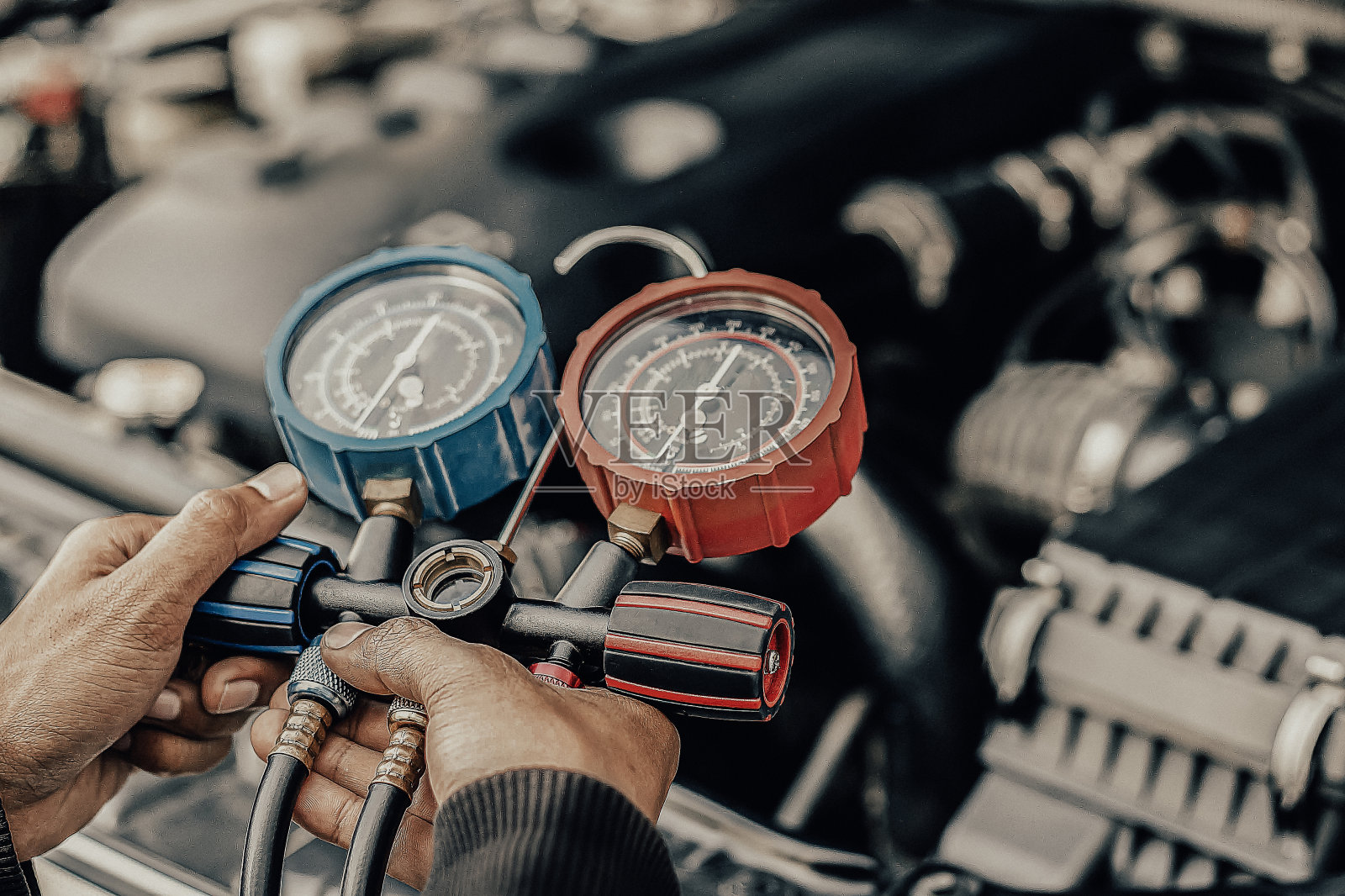 汽车空调检查服务，检漏，充注制冷剂。设备和仪表由专业技术人员在车内进行液体冷却。照片摄影图片