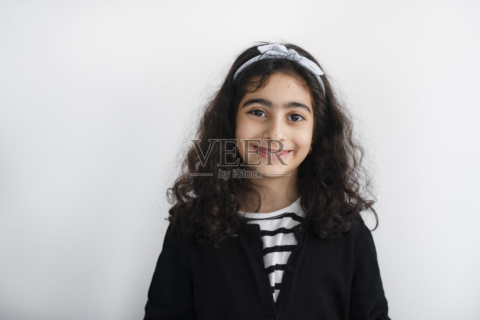 对着镜头微笑的小女孩照片摄影图片